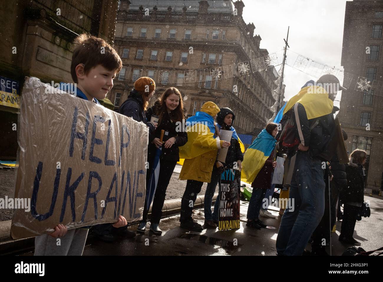 Glasgow, Regno Unito, 12 marzo 2022. Stand con l'Ucraina raduno in George Square, mostrando il sostegno per l'Ucraina nella loro attuale guerra con il presidente PutinÕs Russia, a Glasgow, Scozia, 12 marzo 2022. Photo credit: Jeremy Sutton-Hibbert/ Alamy Live News. Foto Stock