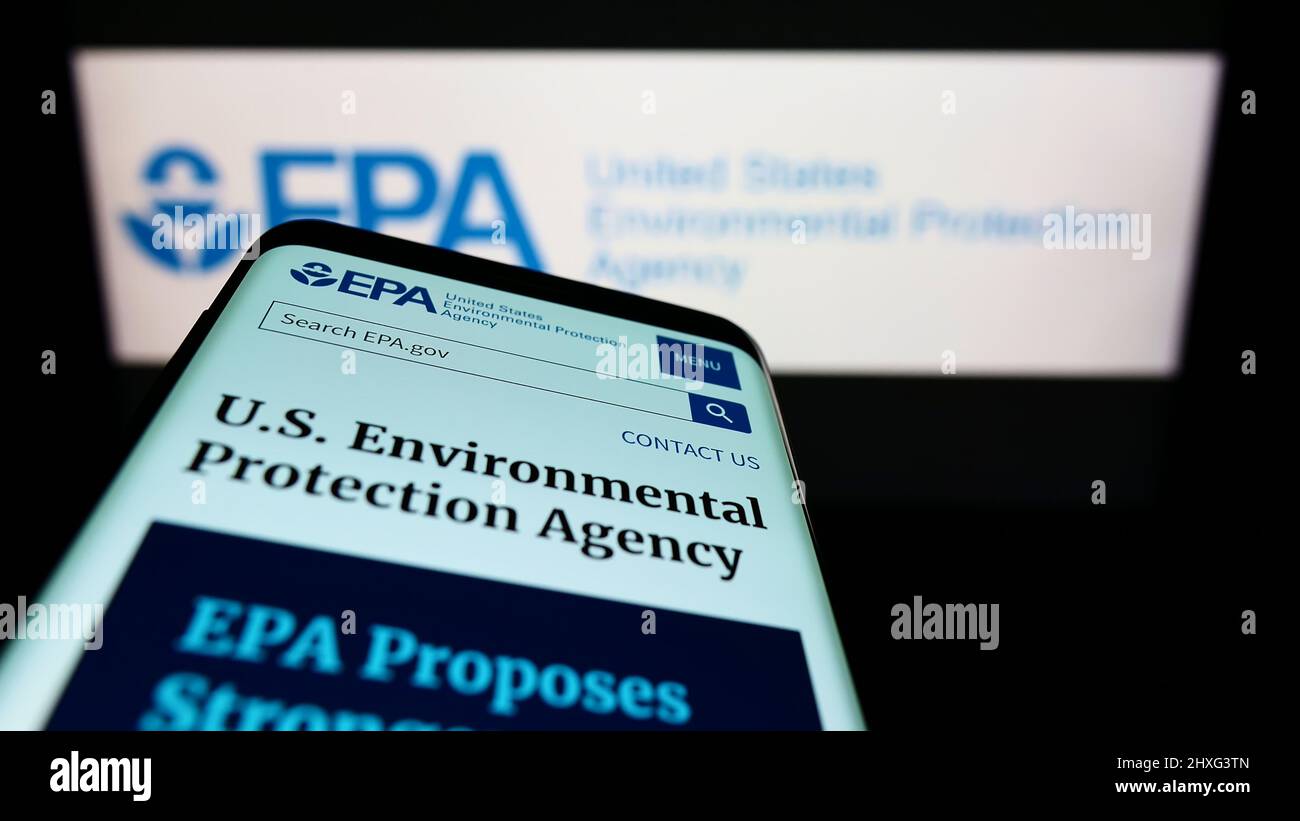 Telefono cellulare con sito web della US Environmental Protection Agency (EPA) sullo schermo di fronte al logo. Mettere a fuoco sulla parte superiore sinistra del display del telefono. Foto Stock