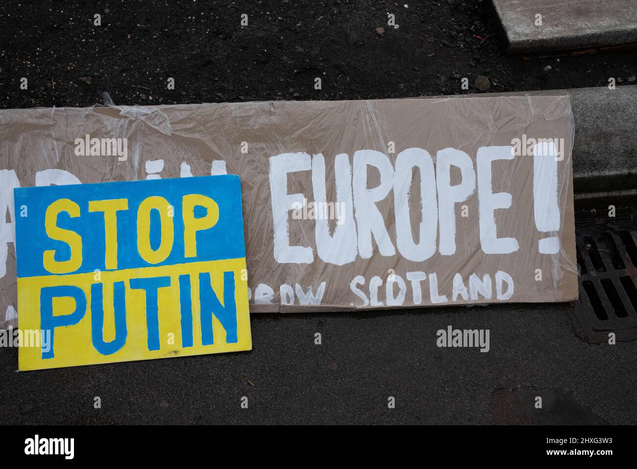 Glasgow, Regno Unito, 12 marzo 2022. Stand con l'Ucraina raduno in George Square, mostrando il sostegno per l'Ucraina nella loro attuale guerra con il presidente PutinÕs Russia, a Glasgow, Scozia, 12 marzo 2022. Photo credit: Jeremy Sutton-Hibbert/ Alamy Live News. Foto Stock