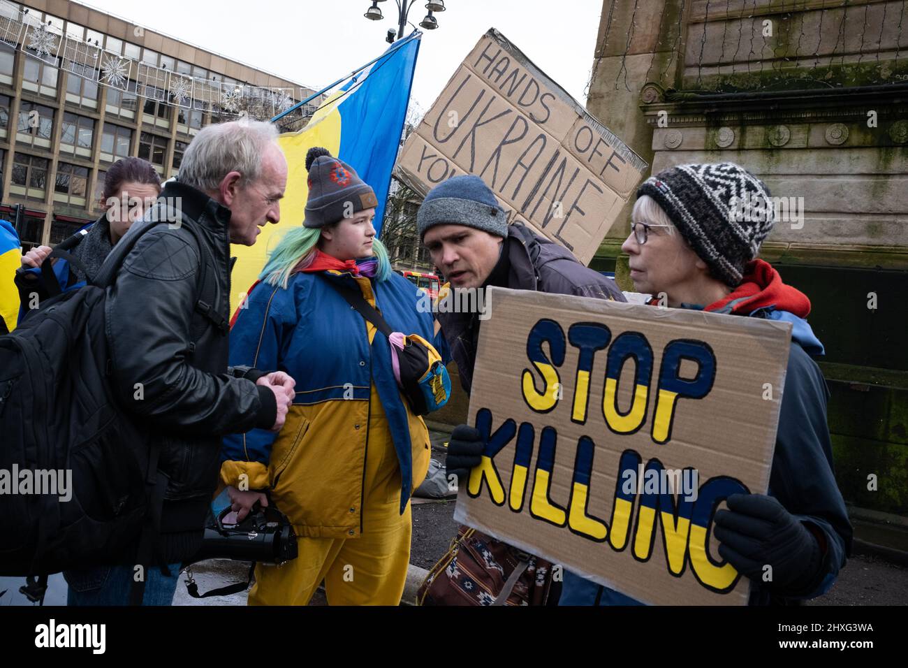 Glasgow, Regno Unito, 12 marzo 2022. Stand con l'Ucraina raduno in George Square, mostrando il sostegno per l'Ucraina nella loro attuale guerra con il presidente PutinÕs Russia, a Glasgow, Scozia, 12 marzo 2022. Photo credit: Jeremy Sutton-Hibbert/ Alamy Live News. Foto Stock
