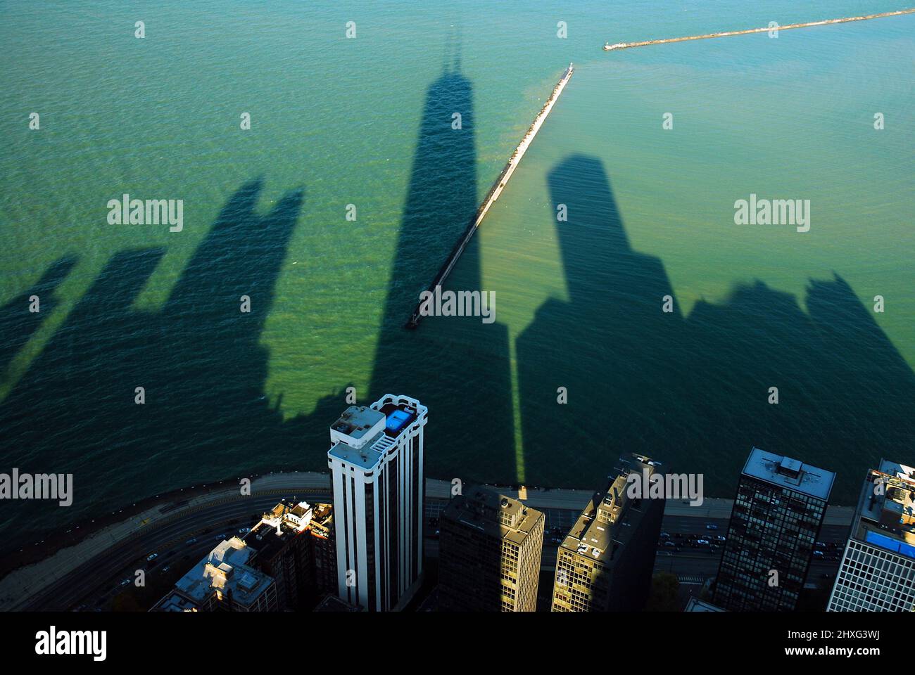 Le ombre dello skyline di Chicago sono proiettate sul lago Michigan Foto Stock