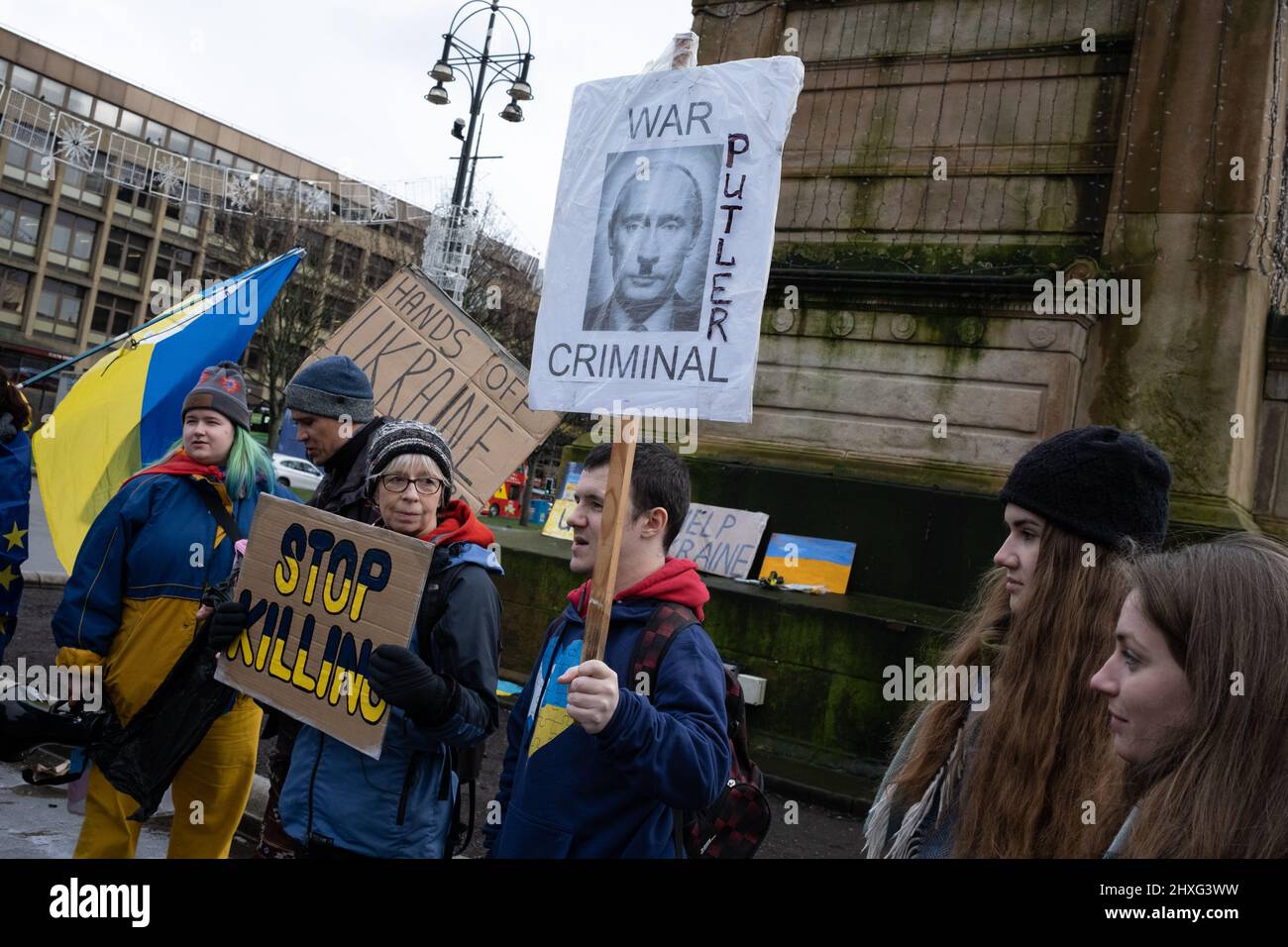 Glasgow, Regno Unito, 12 marzo 2022. Stand con l'Ucraina raduno in George Square, mostrando il sostegno per l'Ucraina nella loro attuale guerra con il presidente PutinÕs Russia, a Glasgow, Scozia, 12 marzo 2022. Photo credit: Jeremy Sutton-Hibbert/ Alamy Live News. Foto Stock