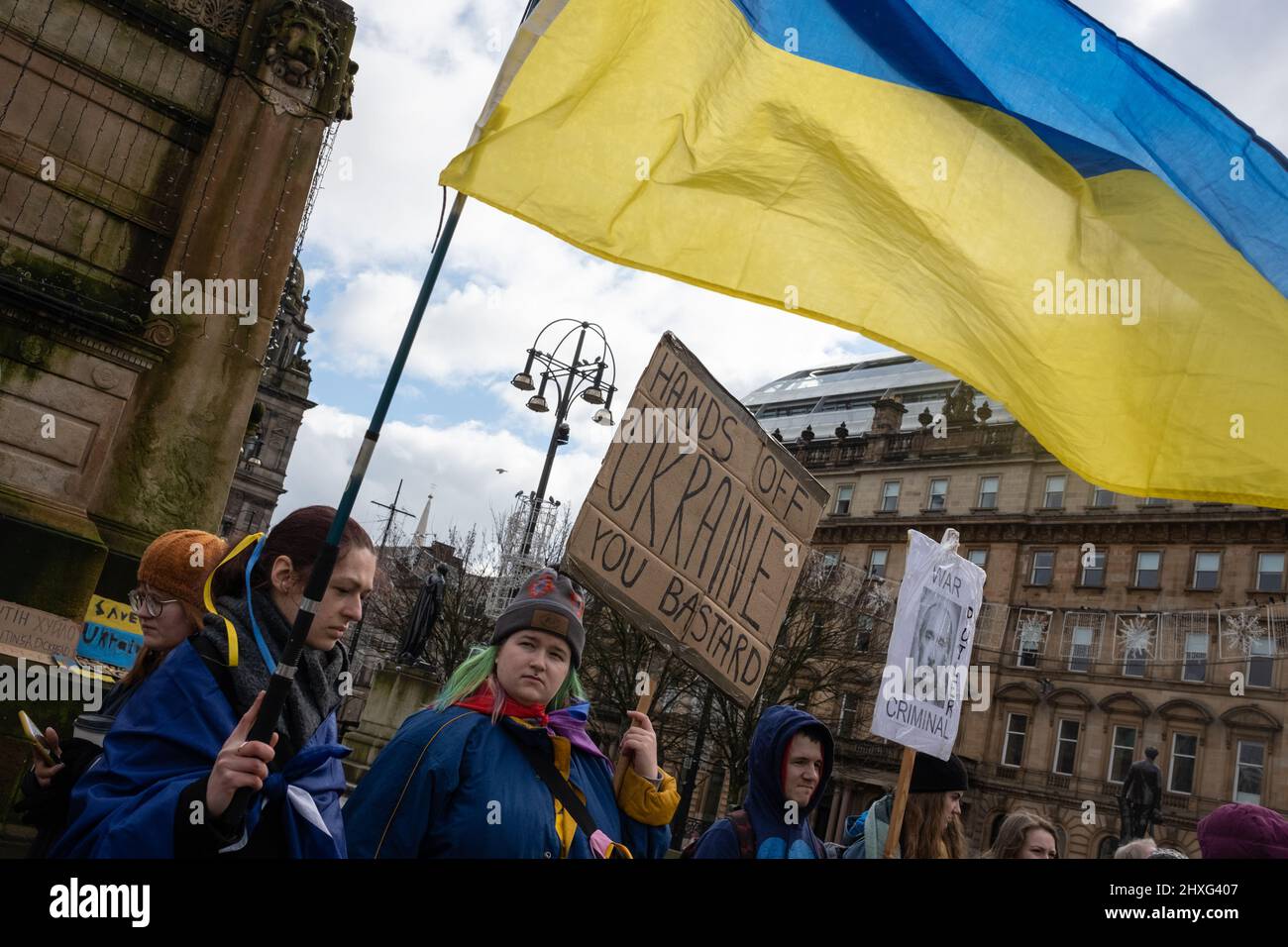Glasgow, Regno Unito, 12 marzo 2022. Stand con l'Ucraina raduno in George Square, mostrando il sostegno per l'Ucraina nella loro attuale guerra con il presidente PutinÕs Russia, a Glasgow, Scozia, 12 marzo 2022. Photo credit: Jeremy Sutton-Hibbert/ Alamy Live News. Foto Stock