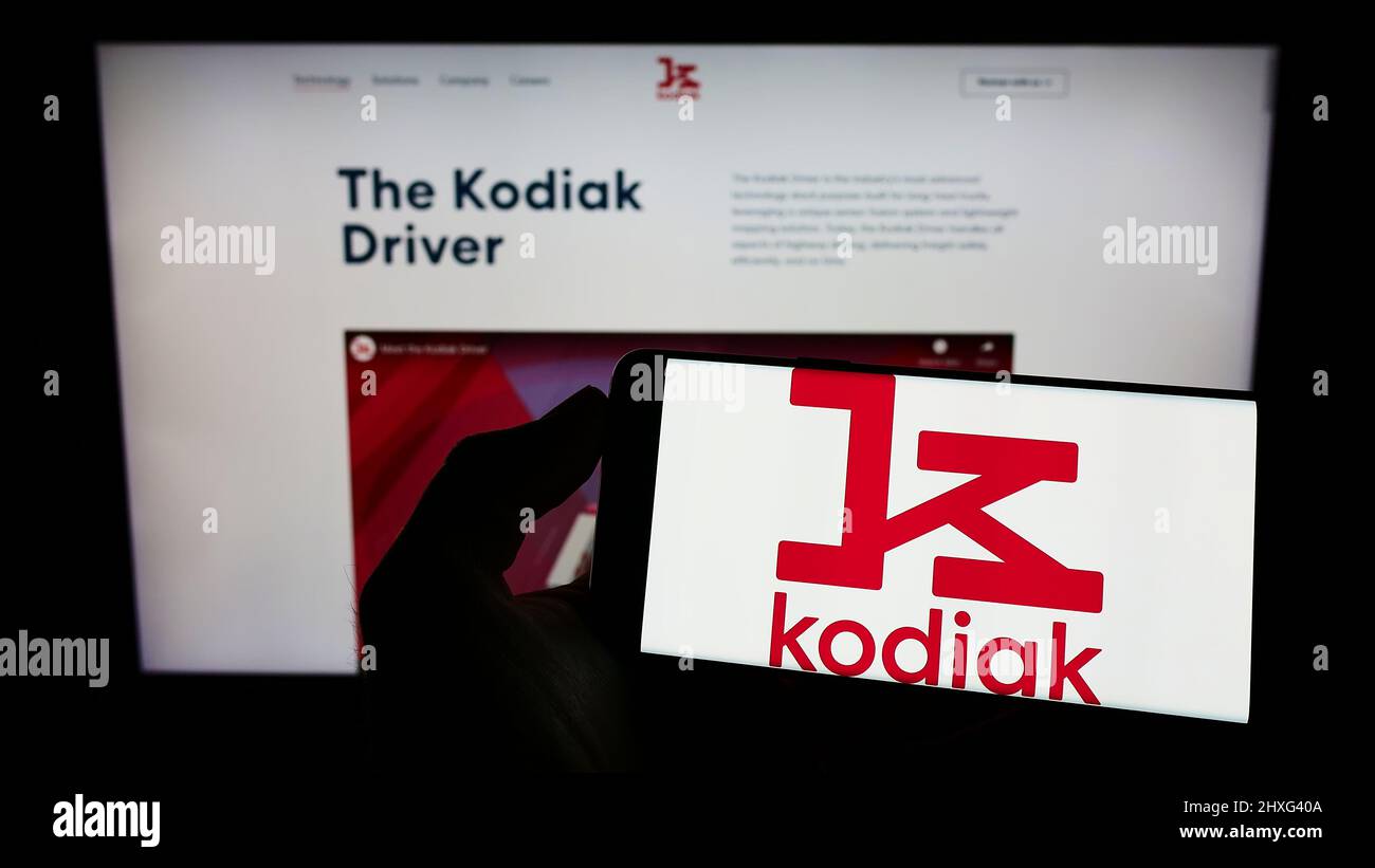 Persona che tiene il cellulare con il logo della società di logistica statunitense Kodiak Robotics Inc. Sullo schermo di fronte al sito web aziendale. Mettere a fuoco sul display del telefono. Foto Stock