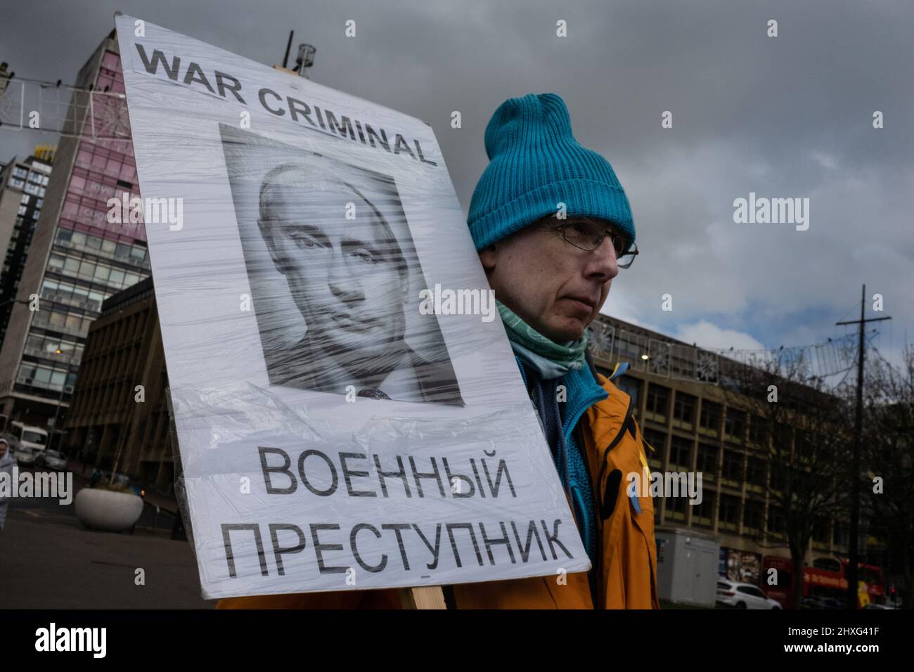 Glasgow, Regno Unito, 12 marzo 2022. Stand con l'Ucraina raduno in George Square, mostrando il sostegno per l'Ucraina nella loro attuale guerra con il presidente PutinÕs Russia, a Glasgow, Scozia, 12 marzo 2022. Photo credit: Jeremy Sutton-Hibbert/ Alamy Live News. Foto Stock