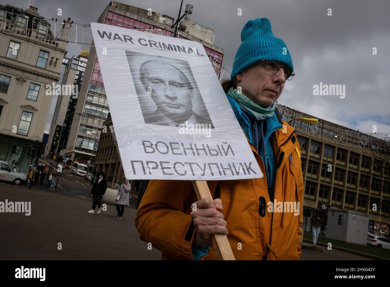 Glasgow, Regno Unito, 12 marzo 2022. Stand con l'Ucraina raduno in George Square, mostrando il sostegno per l'Ucraina nella loro attuale guerra con il presidente PutinÕs Russia, a Glasgow, Scozia, 12 marzo 2022. Photo credit: Jeremy Sutton-Hibbert/ Alamy Live News. Foto Stock