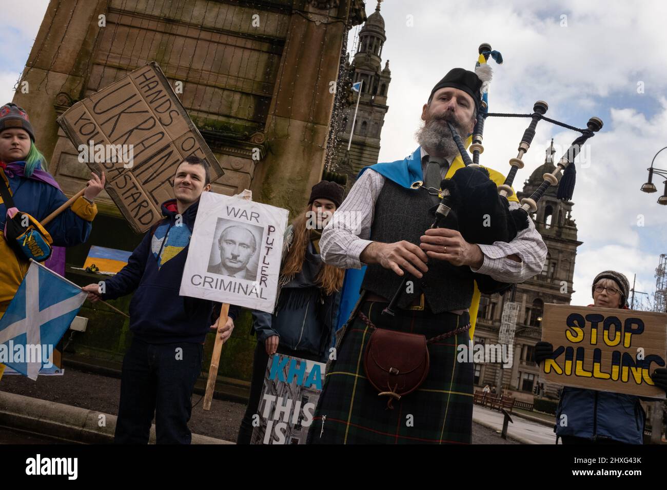 Glasgow, Regno Unito, 12 marzo 2022. Stand con l'Ucraina raduno in George Square, mostrando il sostegno per l'Ucraina nella loro attuale guerra con il presidente PutinÕs Russia, a Glasgow, Scozia, 12 marzo 2022. Photo credit: Jeremy Sutton-Hibbert/ Alamy Live News. Foto Stock