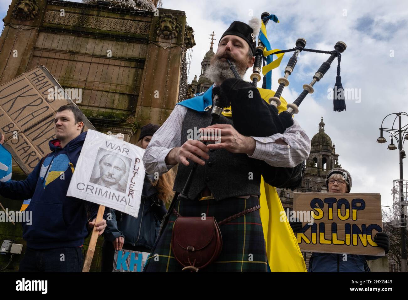 Glasgow, Regno Unito, 12 marzo 2022. Stand con l'Ucraina raduno in George Square, mostrando il sostegno per l'Ucraina nella loro attuale guerra con il presidente PutinÕs Russia, a Glasgow, Scozia, 12 marzo 2022. Photo credit: Jeremy Sutton-Hibbert/ Alamy Live News. Foto Stock