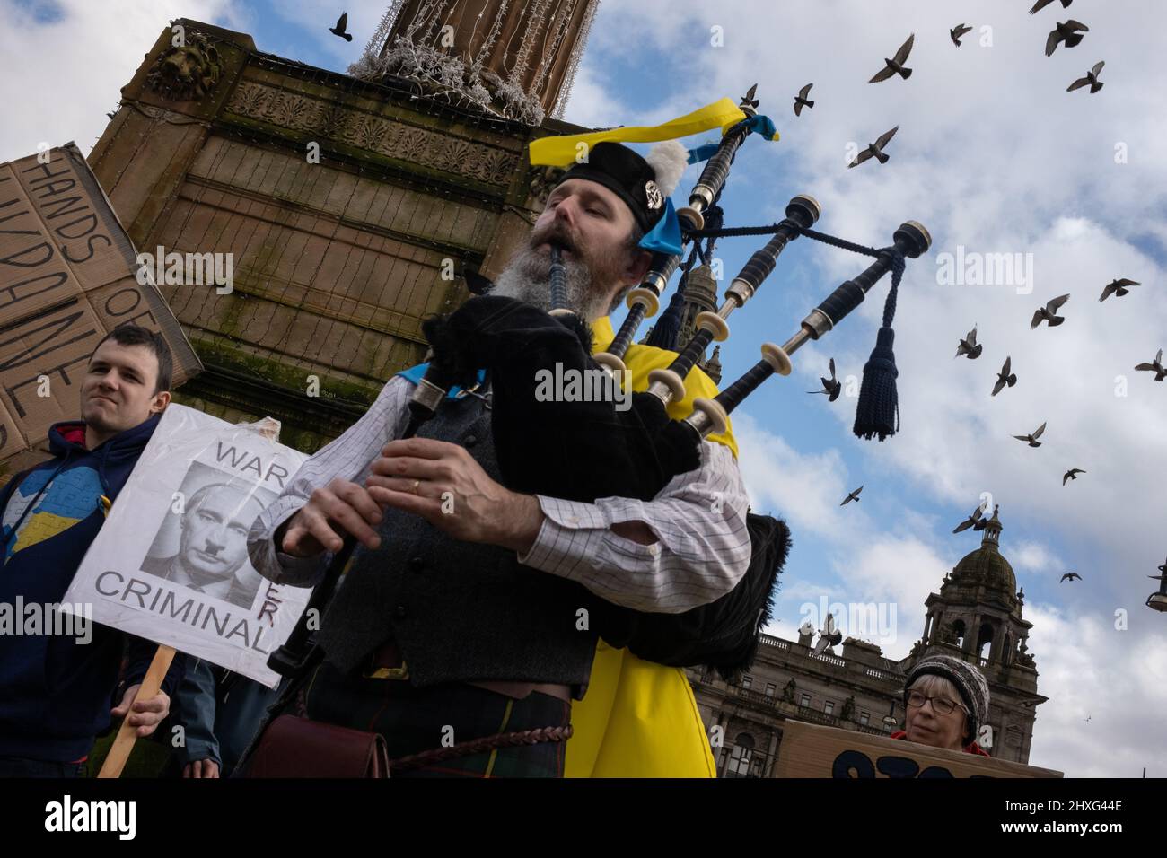 Glasgow, Regno Unito, 12 marzo 2022. Stand con l'Ucraina raduno in George Square, mostrando il sostegno per l'Ucraina nella loro attuale guerra con il presidente PutinÕs Russia, a Glasgow, Scozia, 12 marzo 2022. Photo credit: Jeremy Sutton-Hibbert/ Alamy Live News. Foto Stock