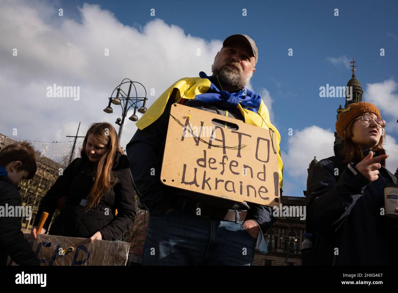 Glasgow, Regno Unito, 12 marzo 2022. Stand con l'Ucraina raduno in George Square, mostrando il sostegno per l'Ucraina nella loro attuale guerra con il presidente PutinÕs Russia, a Glasgow, Scozia, 12 marzo 2022. Photo credit: Jeremy Sutton-Hibbert/ Alamy Live News. Foto Stock