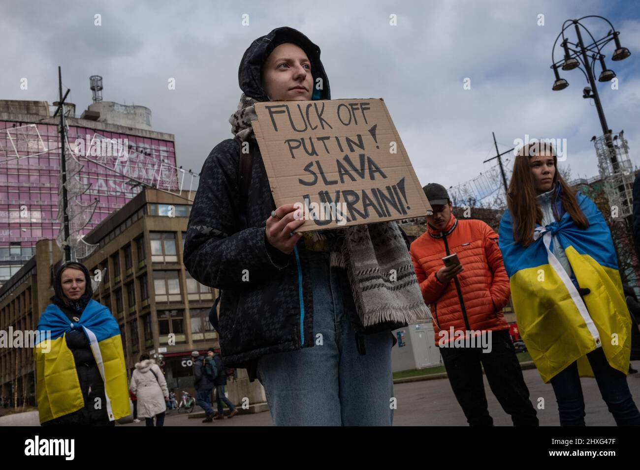 Glasgow, Regno Unito, 12 marzo 2022. Stand con l'Ucraina raduno in George Square, mostrando il sostegno per l'Ucraina nella loro attuale guerra con il presidente PutinÕs Russia, a Glasgow, Scozia, 12 marzo 2022. Photo credit: Jeremy Sutton-Hibbert/ Alamy Live News. Foto Stock