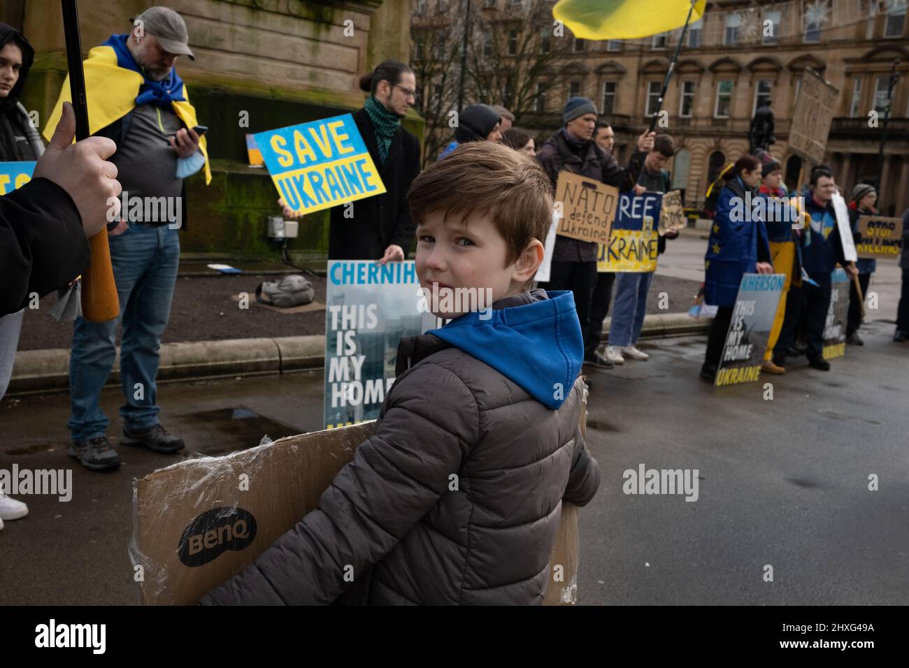 Glasgow, Regno Unito, 12 marzo 2022. Stand con l'Ucraina raduno in George Square, mostrando il sostegno per l'Ucraina nella loro attuale guerra con il presidente PutinÕs Russia, a Glasgow, Scozia, 12 marzo 2022. Photo credit: Jeremy Sutton-Hibbert/ Alamy Live News. Foto Stock