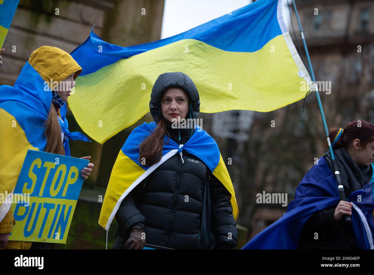 Glasgow, Regno Unito, 12 marzo 2022. Stand con l'Ucraina raduno in George Square, mostrando il sostegno per l'Ucraina nella loro attuale guerra con il presidente PutinÕs Russia, a Glasgow, Scozia, 12 marzo 2022. Photo credit: Jeremy Sutton-Hibbert/ Alamy Live News. Foto Stock