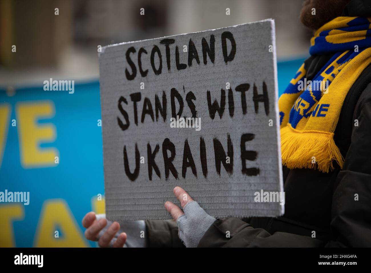 Glasgow, Regno Unito, 12 marzo 2022. Stand con l'Ucraina raduno in George Square, mostrando il sostegno per l'Ucraina nella loro attuale guerra con il presidente PutinÕs Russia, a Glasgow, Scozia, 12 marzo 2022. Photo credit: Jeremy Sutton-Hibbert/ Alamy Live News. Foto Stock