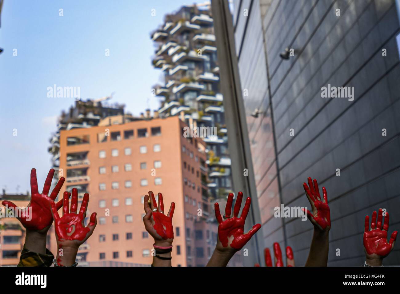 Gli studenti protestano presso la sede di UniCredit contro la guerra in Ucraina Foto Stock