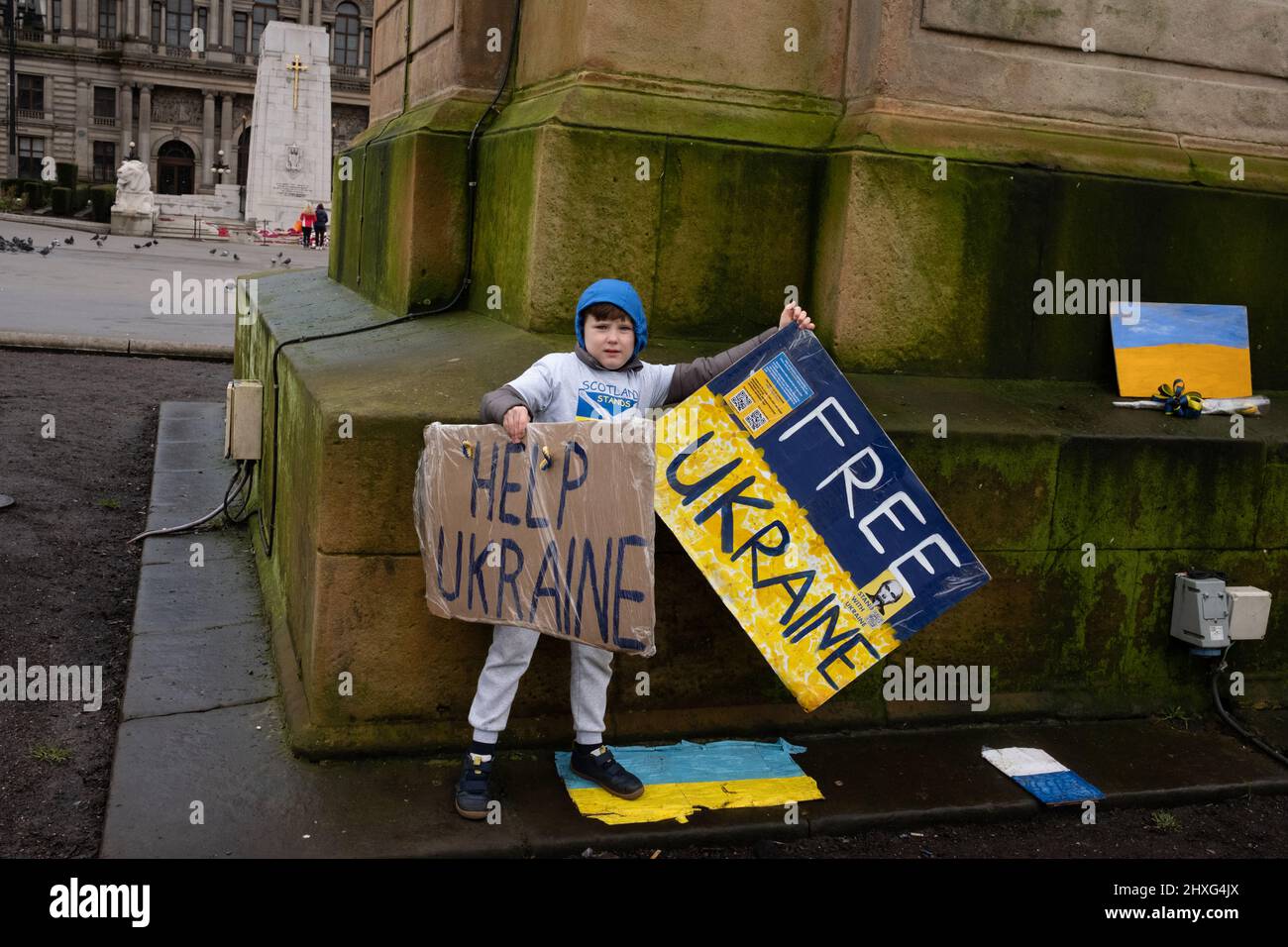 Glasgow, Regno Unito, 12 marzo 2022. Stand con l'Ucraina raduno in George Square, mostrando il sostegno per l'Ucraina nella loro attuale guerra con il presidente PutinÕs Russia, a Glasgow, Scozia, 12 marzo 2022. Photo credit: Jeremy Sutton-Hibbert/ Alamy Live News. Foto Stock