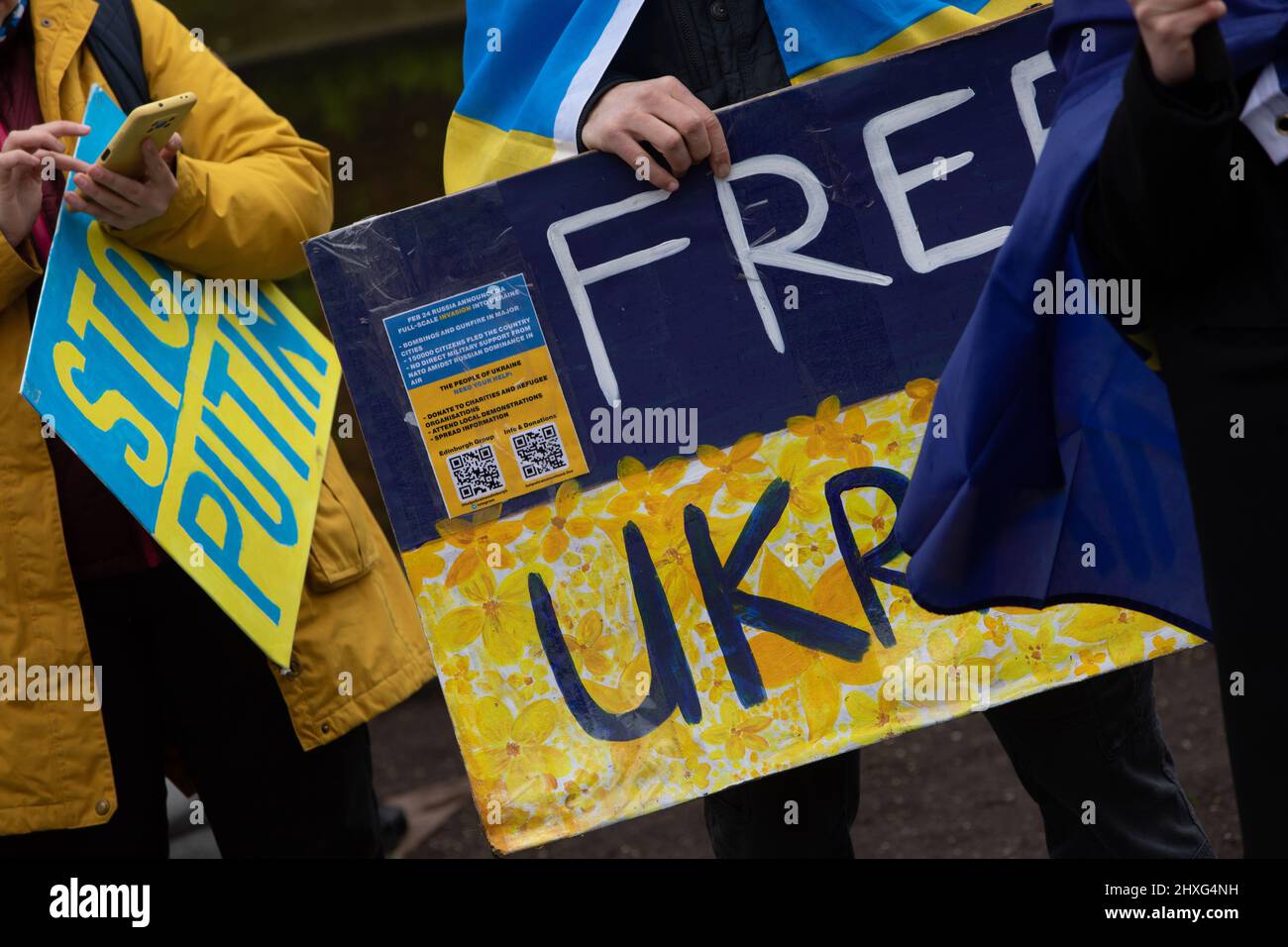 Glasgow, Regno Unito, 12 marzo 2022. Stand con l'Ucraina raduno in George Square, mostrando il sostegno per l'Ucraina nella loro attuale guerra con il presidente PutinÕs Russia, a Glasgow, Scozia, 12 marzo 2022. Photo credit: Jeremy Sutton-Hibbert/ Alamy Live News. Foto Stock