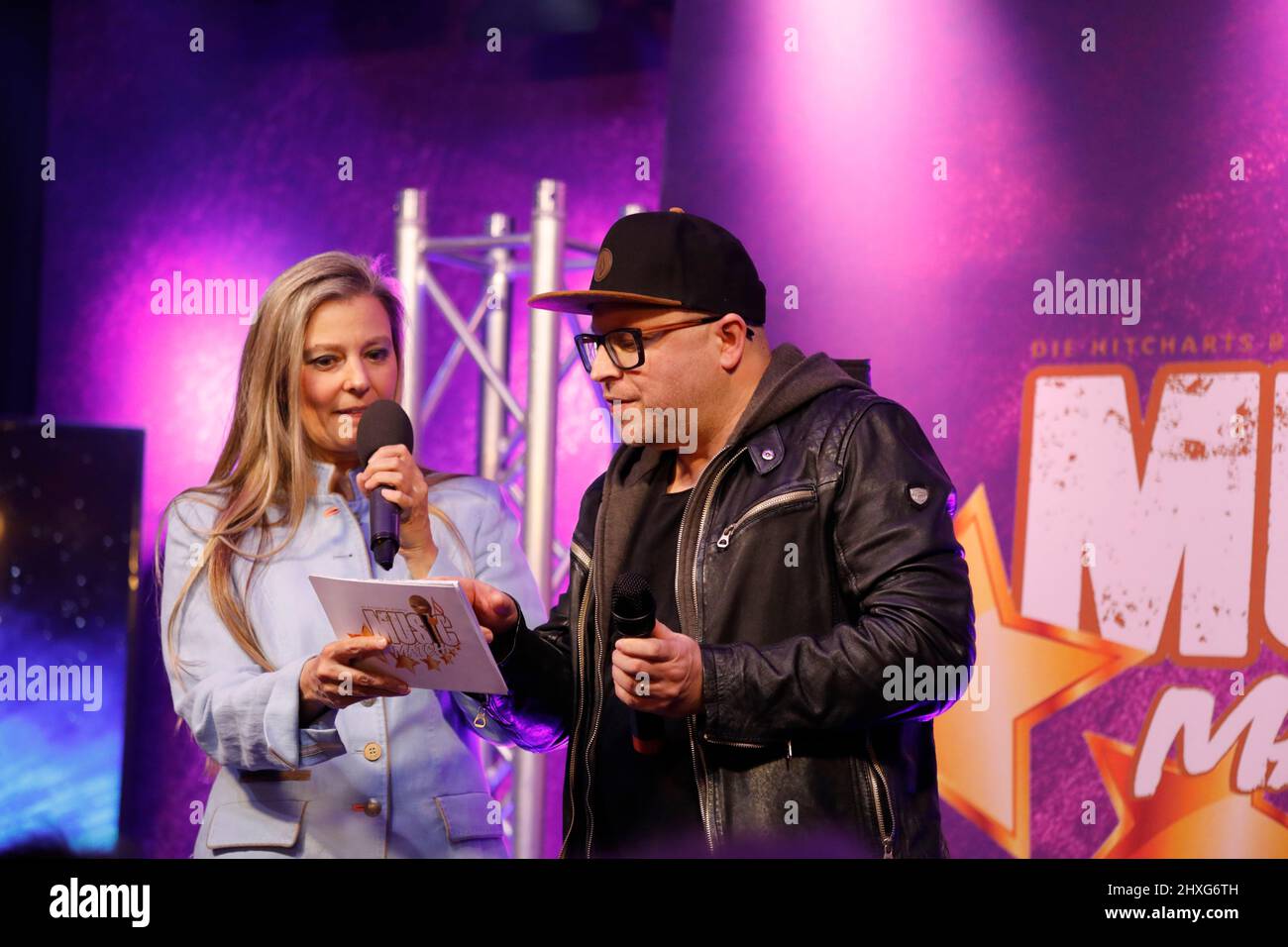 Sylvia Darko und Anthony Weihs beim MusicMatch - Die Hitcharts bei MyTVplus im Gläsernen Studio von MyTVplus im Elbepark. Dresda,11.03.2022 Foto Stock