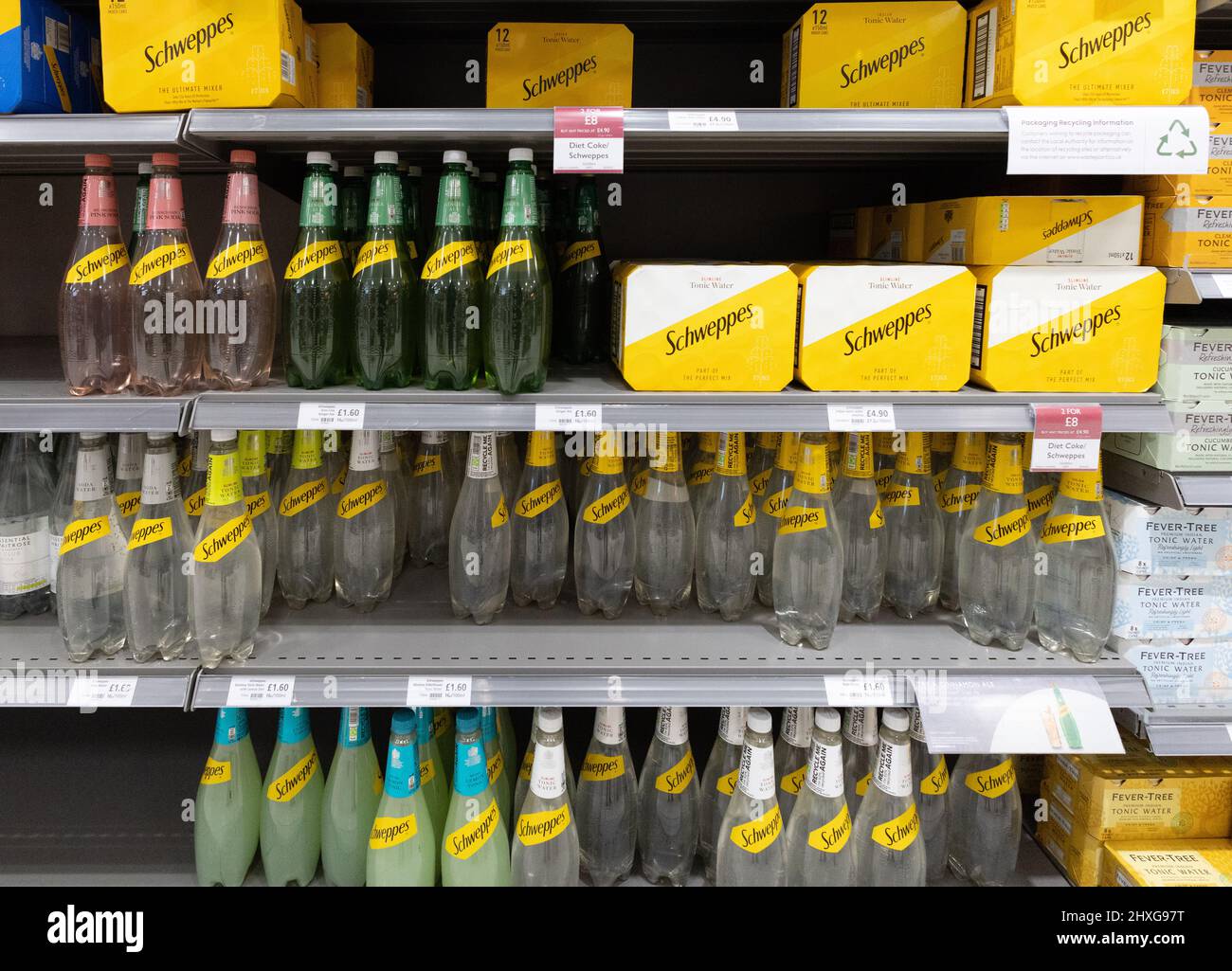 Scheppes Tonic; bottiglie e lattine di acqua di Scheppes Tonic in vendita su scaffali di supermercati, Regno Unito Foto Stock