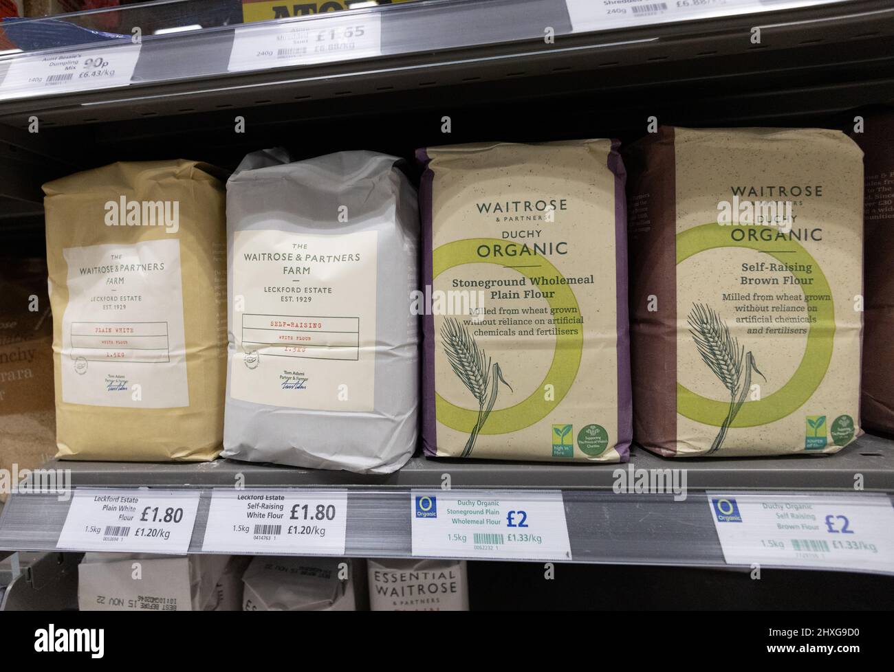 Farina per supermercati UK; sacchetti di farina per la vendita su scaffali per supermercati Waitrose nel Regno Unito Foto Stock