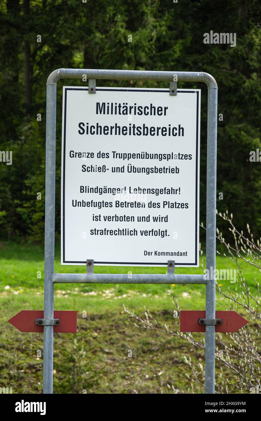 Segnale di avvertimento e di informazione del comandante sul pericolo per la vita ai margini della zona di sicurezza nella zona di addestramento militare di Heuberg, Germania. Foto Stock