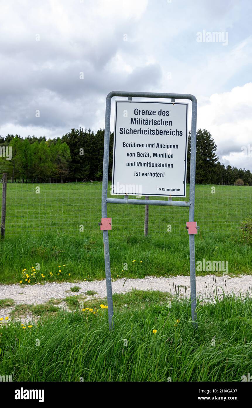 Segnale di avvertimento del comandante ai margini della zona di sicurezza militare nella zona di addestramento militare di Heuberg, Meßstetten, Baden-Württemberg, Germania. Foto Stock