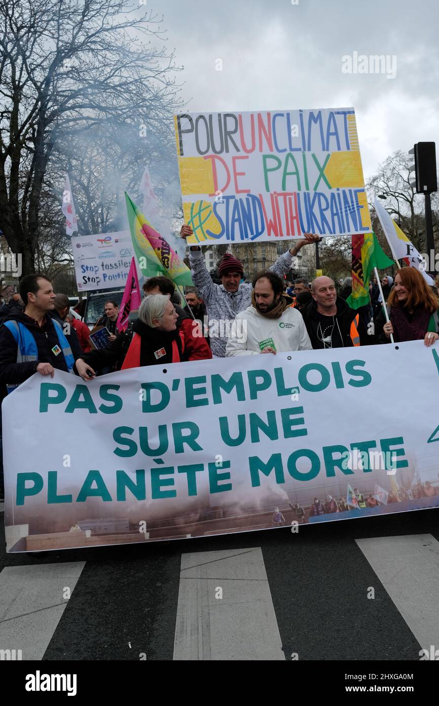 Marcia per il clima a Parigi ha riunito circa 8000 persone tra 'nazione' e 'pubblico'. Lo slogan ha posto l'ecologia al centro della presidenza Foto Stock