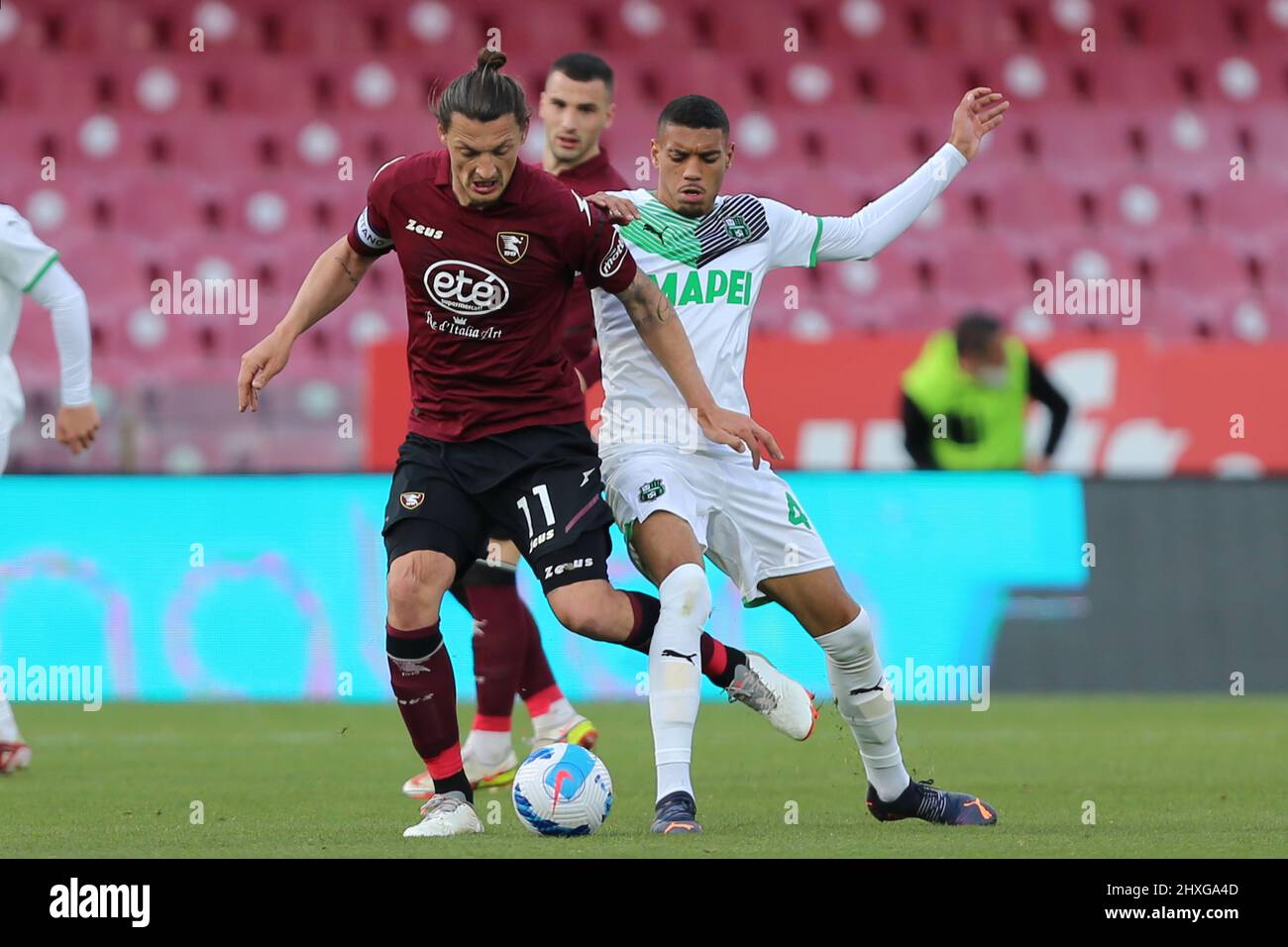 Salerno, Italia. 12th Mar 2022. Milano Djuric of US SALERNITANA compete per la palla con Ruan Tressoldi della US SASSUOLO durante la Serie A match tra US Salernitana e US Sassuolo allo Stadio Arechi il 12 marzo 2022 a Salerno, Italia. Credit: Independent Photo Agency/Alamy Live News Foto Stock