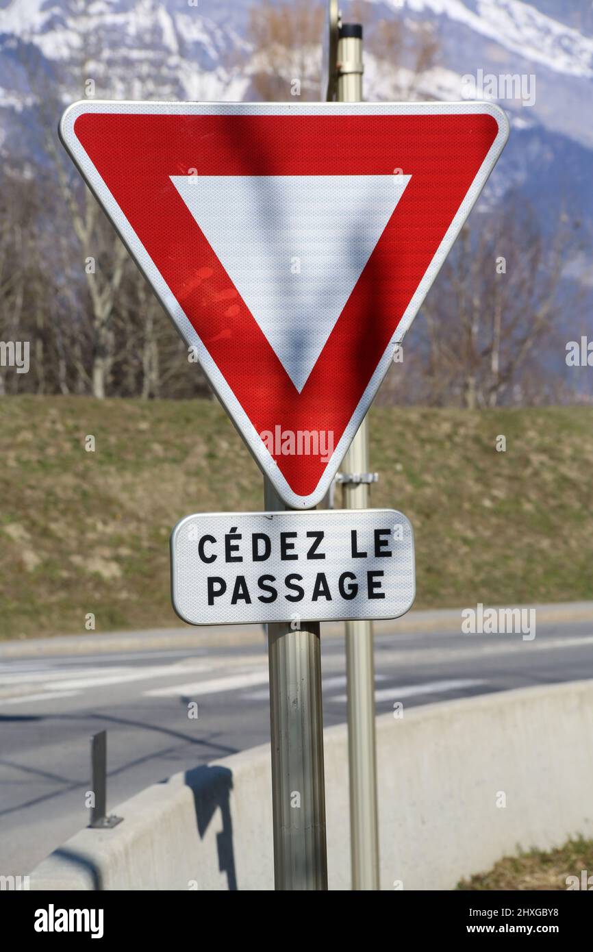 Passaggio Cédez le. Panneau de signalisation routière. Aiguilles de Warens. Saint-Gervais-les-Bains. Alta Savoia. Auvergne-Rhône-Alpes. Alta Savoia. F Foto Stock