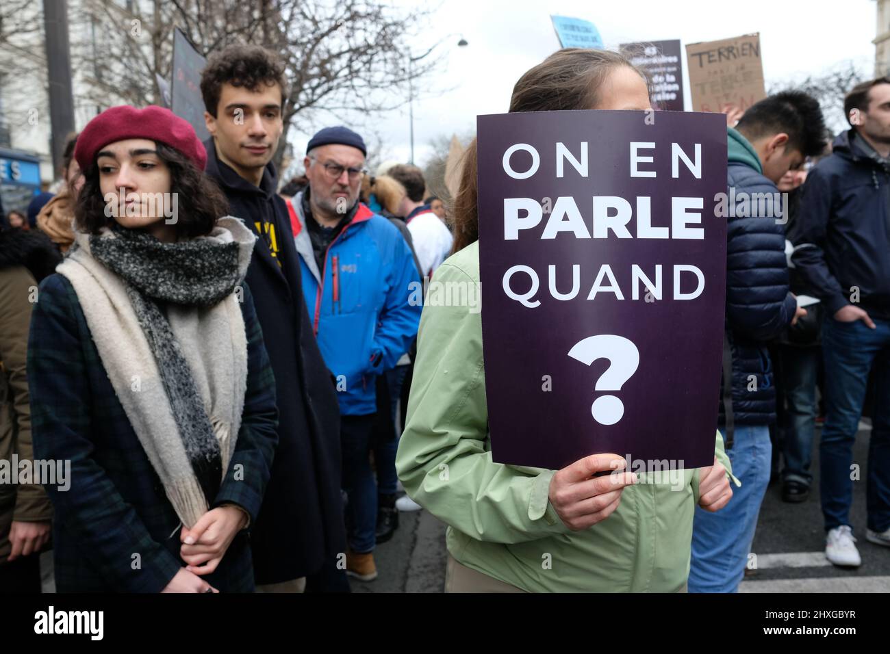 Marcia per il clima a Parigi ha riunito circa 8000 persone tra 'nazione' e 'pubblico'. Lo slogan ha posto l'ecologia al centro della presidenza Foto Stock
