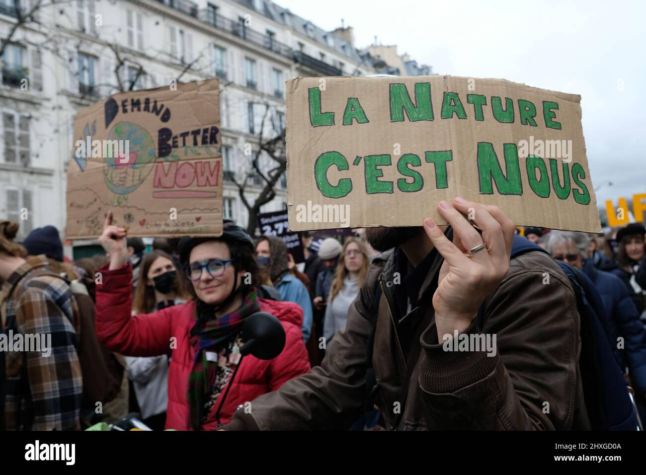 Marcia per il clima a Parigi ha riunito circa 8000 persone tra 'nazione' e 'pubblico'. Lo slogan ha posto l'ecologia al centro della presidenza Foto Stock