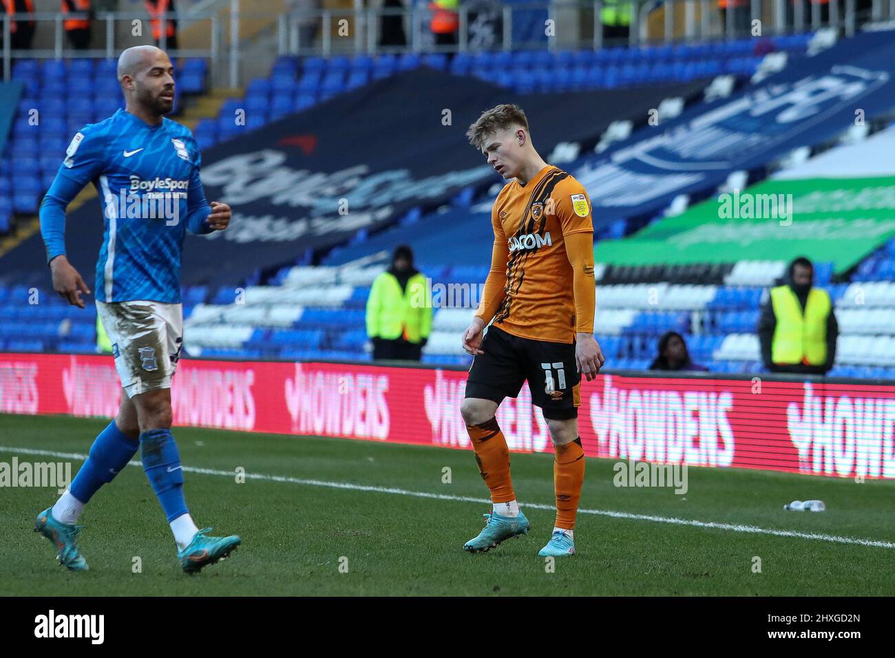 Keane Lewis-Potter #11 di Hull City mette la testa giù dopo aver visto una palla fluttuare sopra la sua testa e fuori gioco Foto Stock