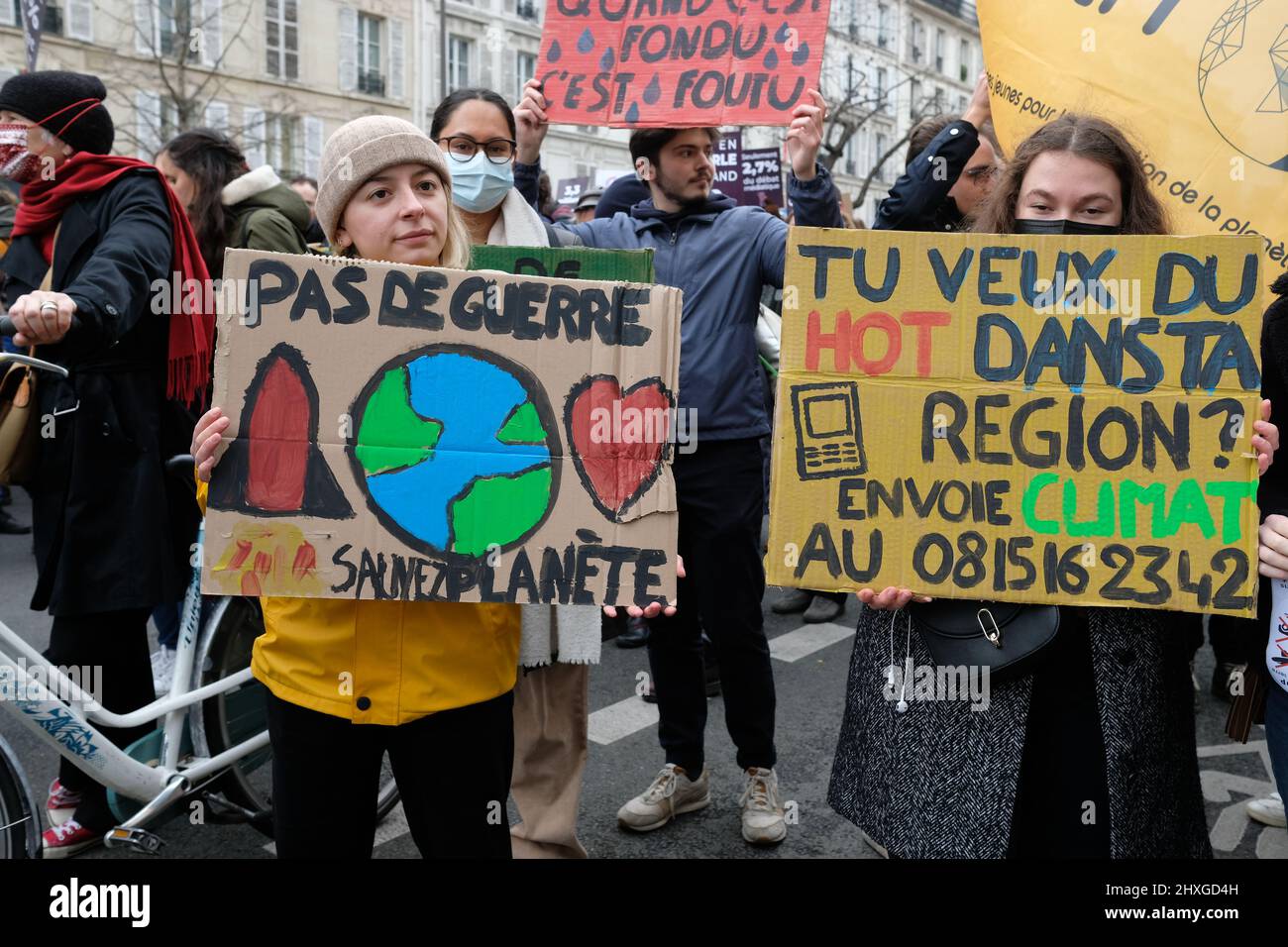 Marcia per il clima a Parigi ha riunito circa 8000 persone tra 'nazione' e 'pubblico'. Lo slogan ha posto l'ecologia al centro della presidenza Foto Stock