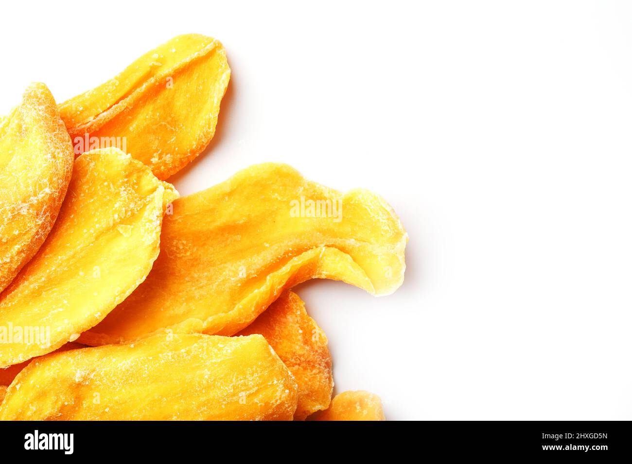 Fette di mango biologico essiccato isolate su sfondo bianco Foto Stock