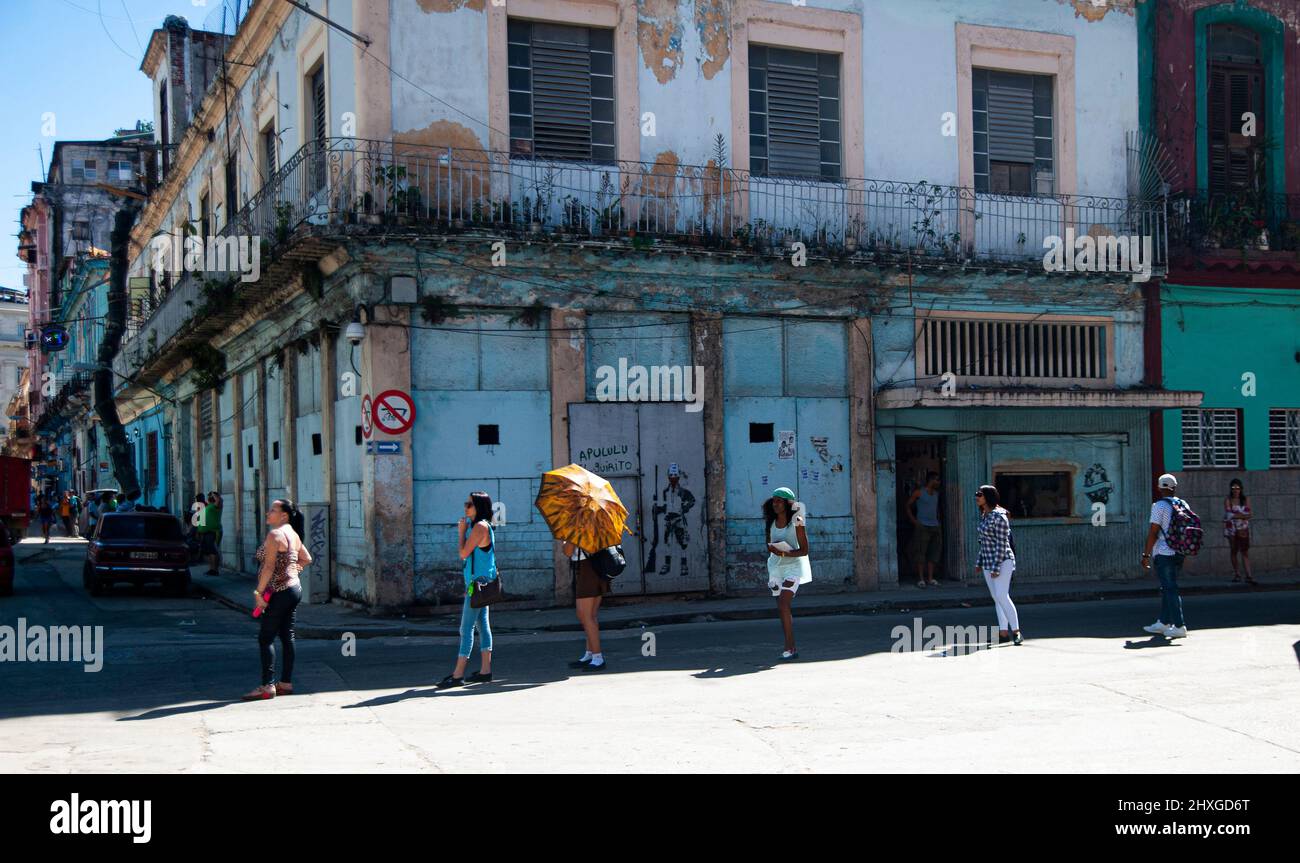 Persone in fila in un mercato a l'Avana, Cuba in attesa di entrare per acquistare prodotti alimentari. Foto Stock