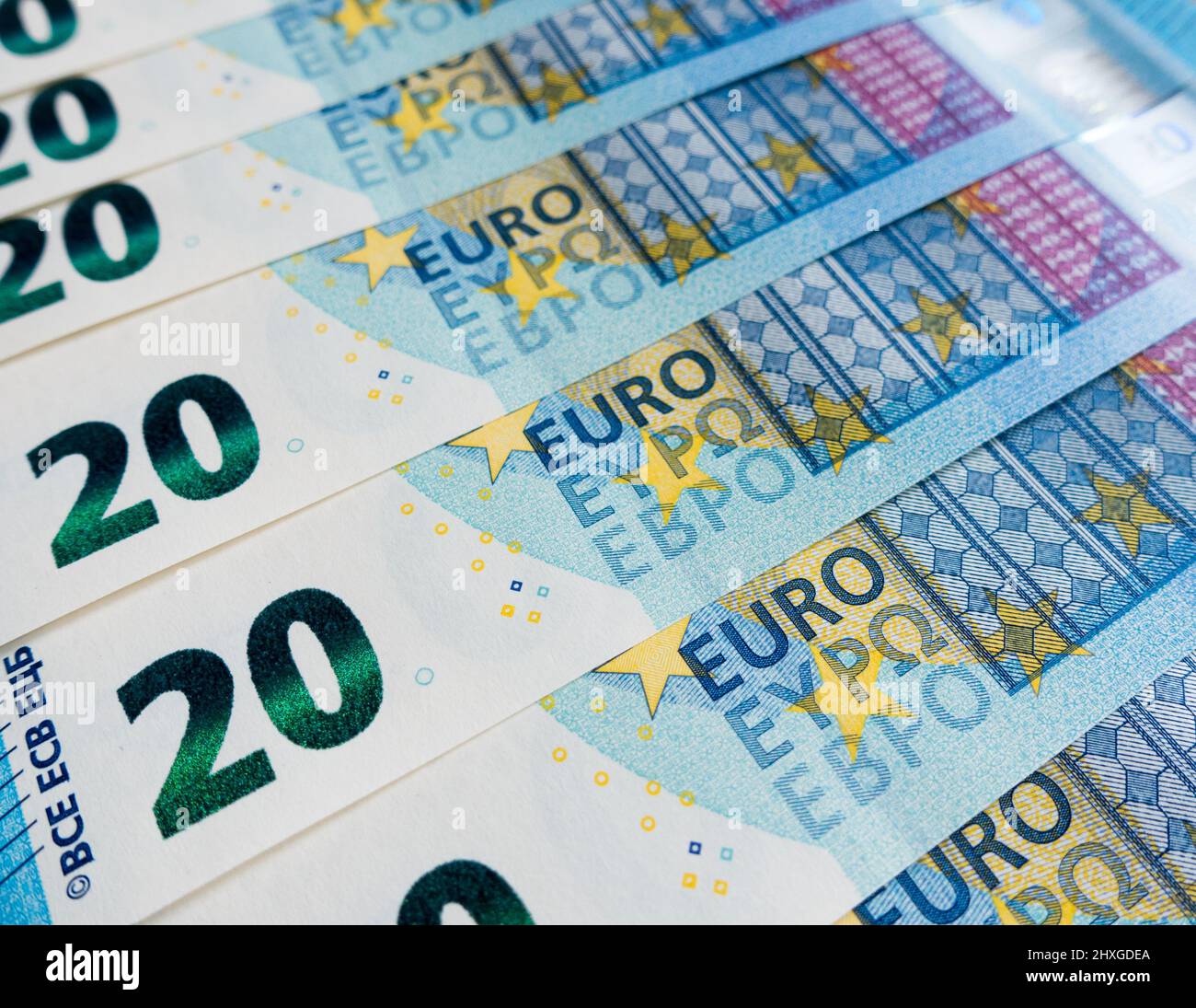 Un gran numero di banconote da 20 euro disposte su un tavolo Foto Stock