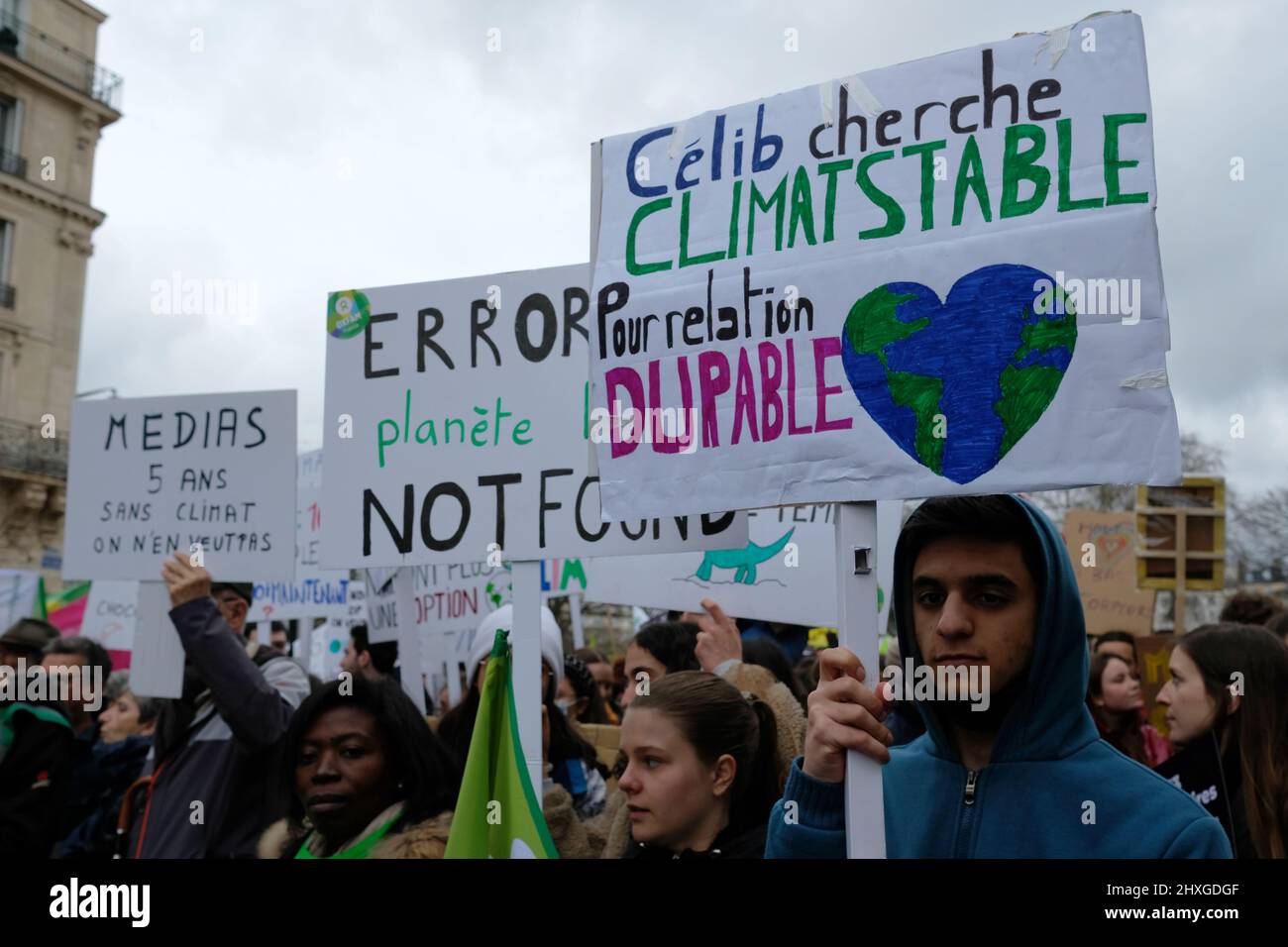 Marcia per il clima a Parigi ha riunito circa 8000 persone tra 'nazione' e 'pubblico'. Lo slogan ha posto l'ecologia al centro della presidenza Foto Stock