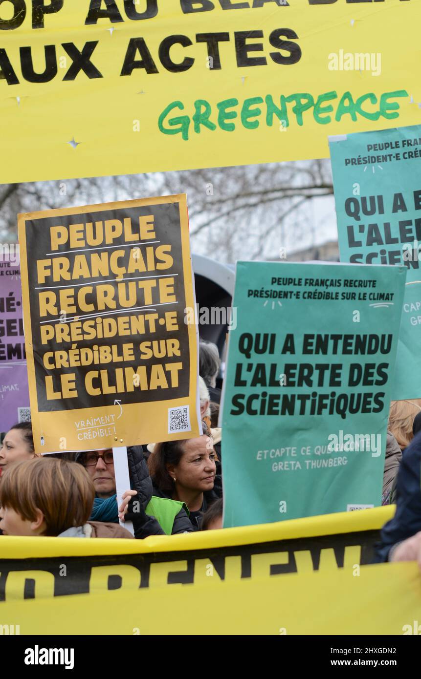 Marcia per il clima a Parigi ha riunito circa 8000 persone tra 'nazione' e 'pubblico'. Lo slogan ha posto l'ecologia al centro della presidenza Foto Stock