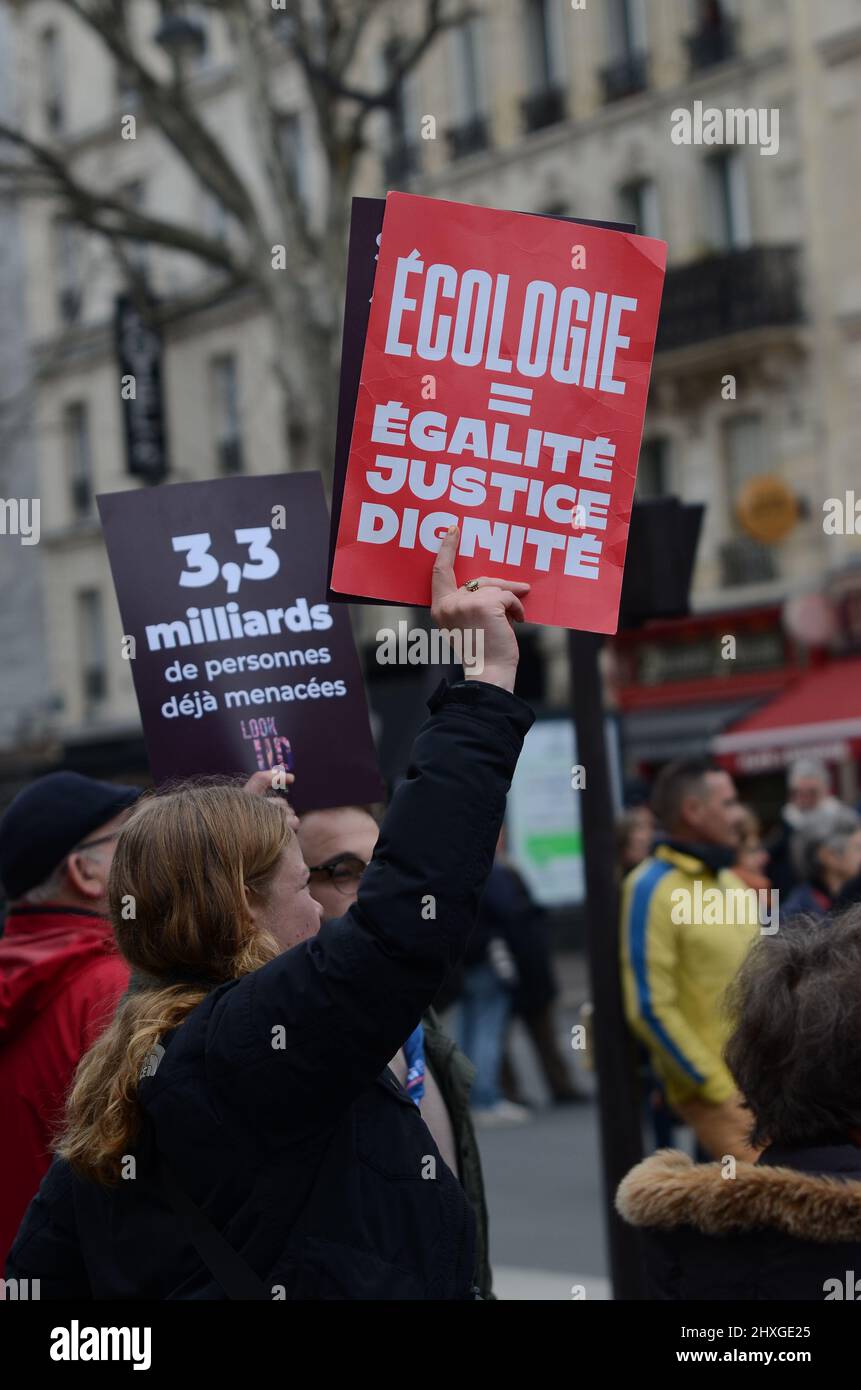 Marcia per il clima a Parigi ha riunito circa 8000 persone tra 'nazione' e 'pubblico'. Lo slogan ha posto l'ecologia al centro della presidenza Foto Stock