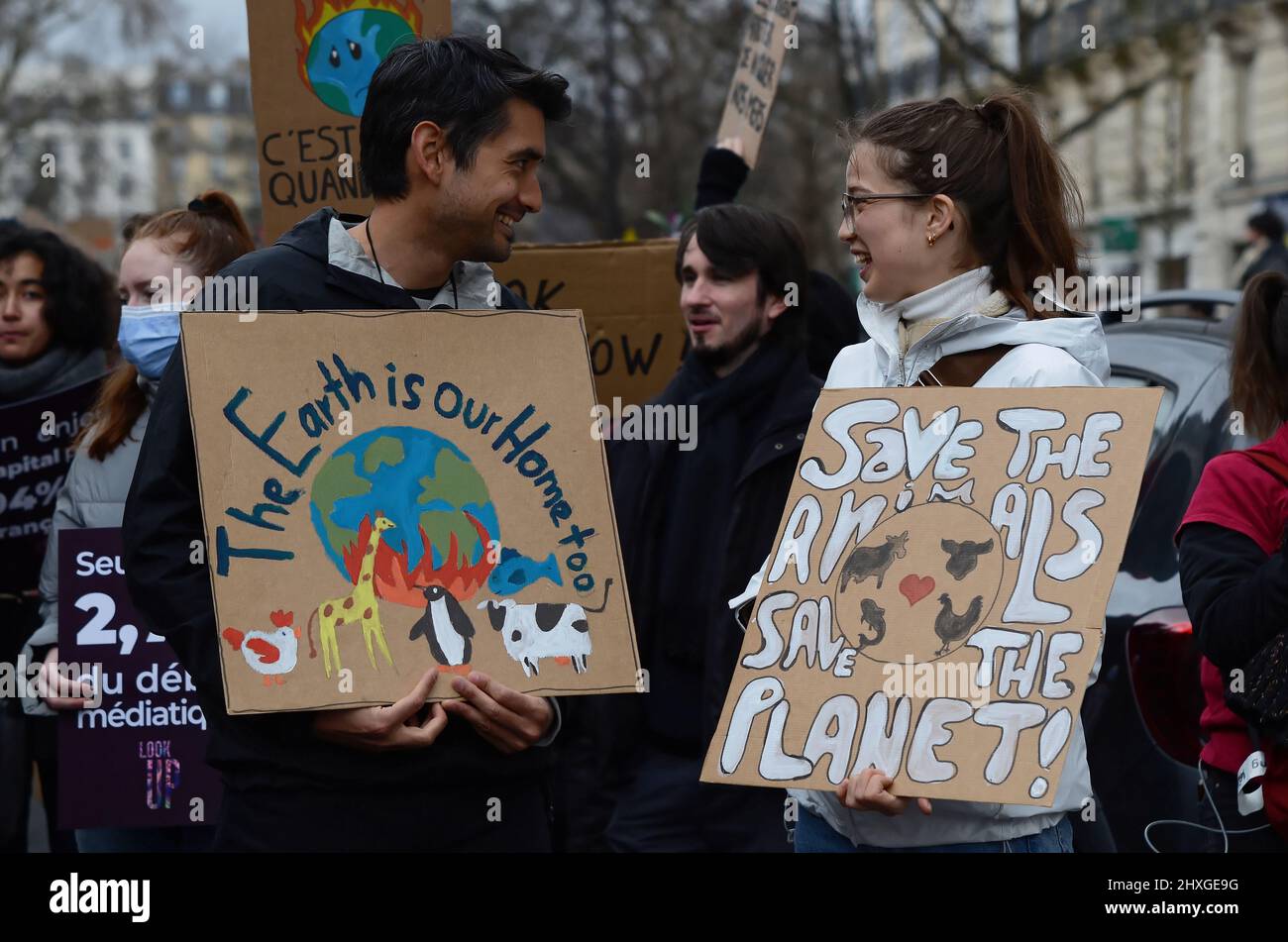 Marcia per il clima a Parigi ha riunito circa 8000 persone tra 'nazione' e 'pubblico'. Lo slogan ha posto l'ecologia al centro della presidenza Foto Stock