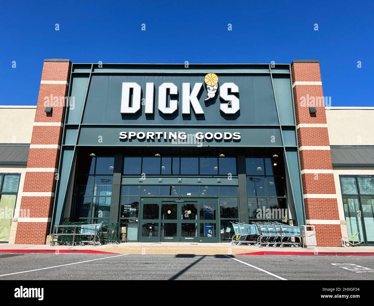 Brunswick, Georgia, USA - 26 febbraio 2022: Negozio di articoli sportivi Dick's situato nelle Golden Isles della Georgia. Foto Stock