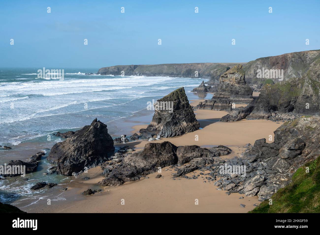 Pittoreschi passi bedrutano, Carnewas, North Cornwal, Regno Unito, con rocce e spiaggia incontaminata. Foto Stock
