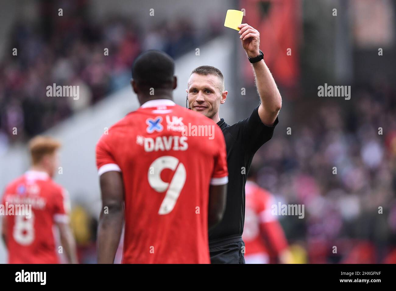 NOTTINGHAM, REGNO UNITO. MAR 12th Referee, Thomas Bramall mostra una carta gialla a Keinan Davis di Nottingham Forest per la sua celebrazione obiettivo a durante la partita Sky Bet Championship tra Nottingham Forest e Reading al City Ground di Nottingham il Sabato 12th marzo 2022. (Credit: Jon Hobley | MI News) Credit: MI News & Sport /Alamy Live News Foto Stock