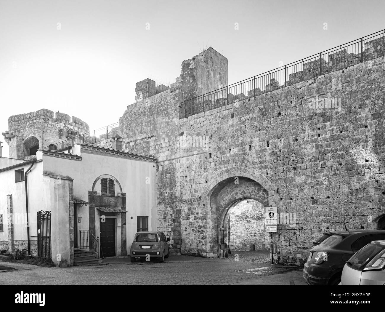 Il borgo di Tarquinia, Viterbo, Lazio, Italia - porta di Castello, l'arco di accesso attraverso le antiche mura difensive della città, con la grande c Foto Stock