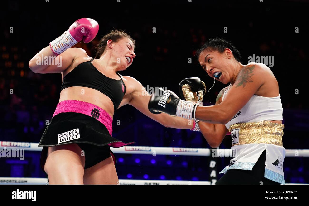 Sandy Ryan (a sinistra) ed Erica Anabella Farias durante il loro concorso internazionale Super-Lightweight alla Motorpoint Arena di Nottingham. Data foto: Sabato 12 marzo 2022. Foto Stock