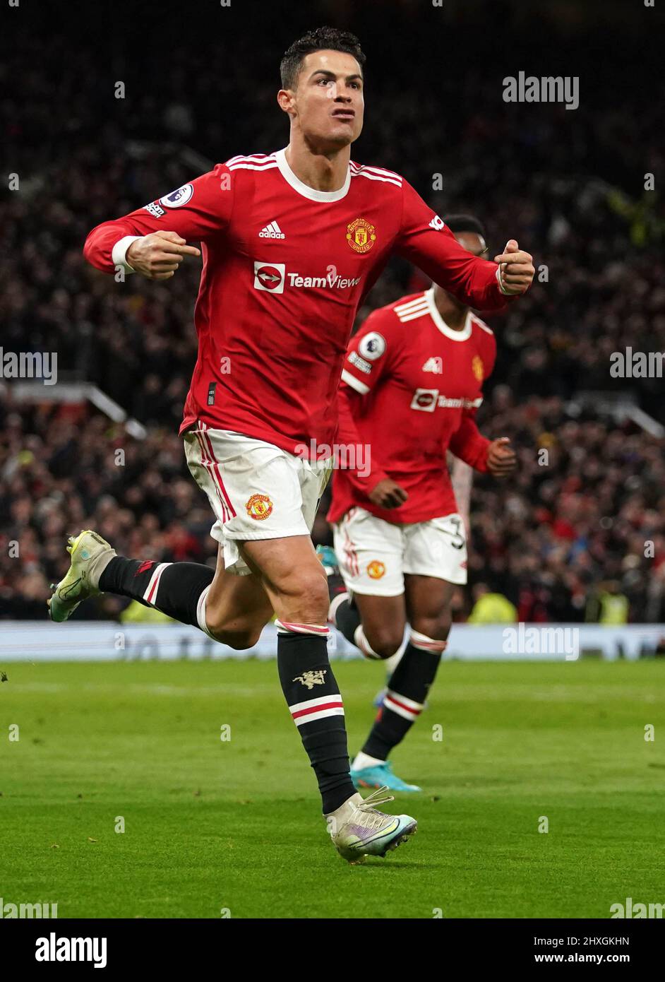 Cristiano Ronaldo del Manchester United celebra il suo obiettivo di trick  cappello e il suo terzo obiettivo del gioco durante la partita della  Premier League a Old Trafford, Manchester. Data foto: Sabato