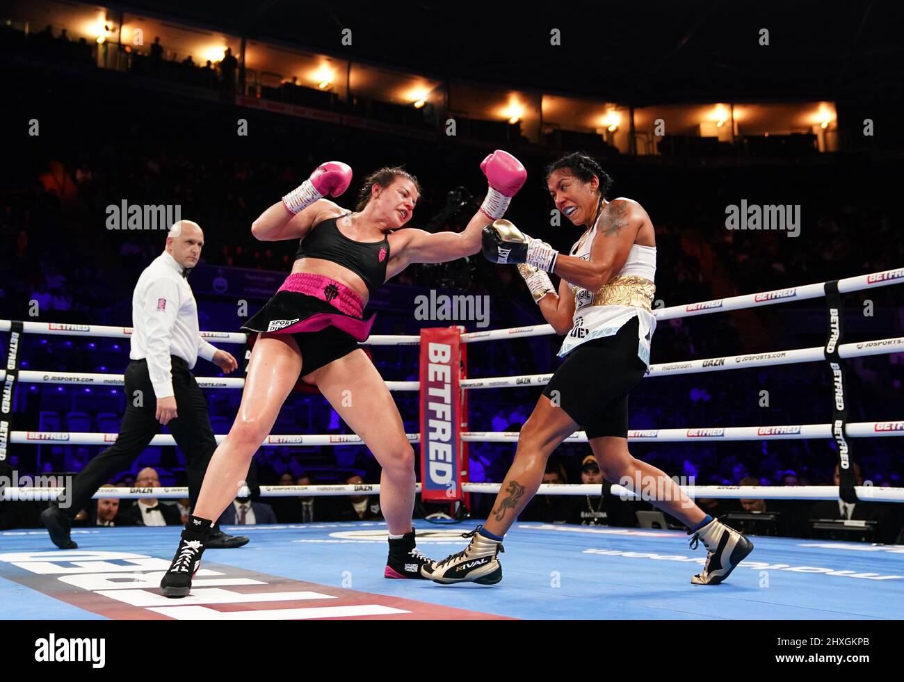 Sandy Ryan (a sinistra) ed Erica Anabella Farias durante il loro concorso internazionale Super-Lightweight alla Motorpoint Arena di Nottingham. Data foto: Sabato 12 marzo 2022. Foto Stock