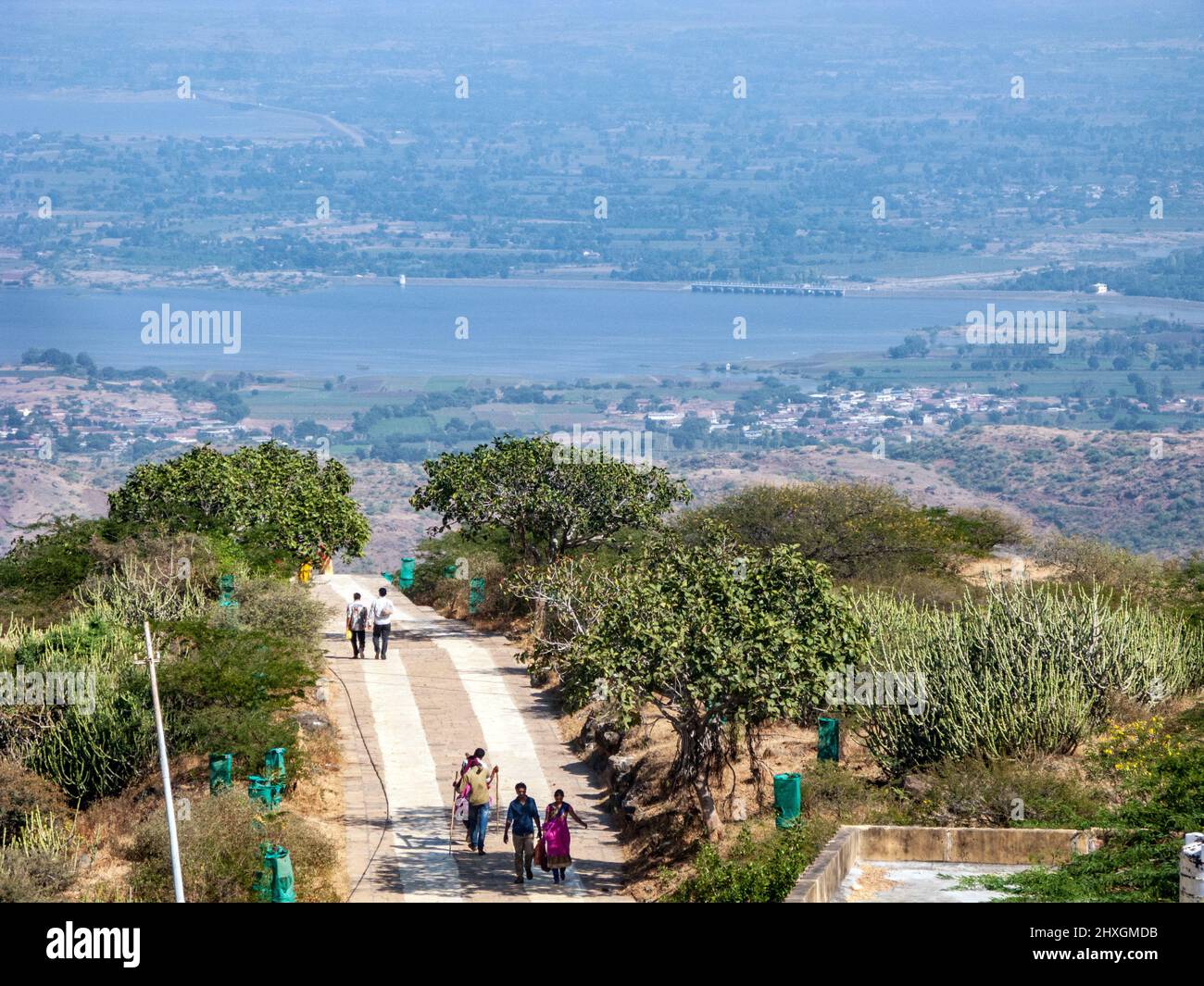 India, Gujarat, Palitana. Percorso per i templi Jain sulla montagna Shatrunjaya. Fiume Shetrunji lago. Foto Stock