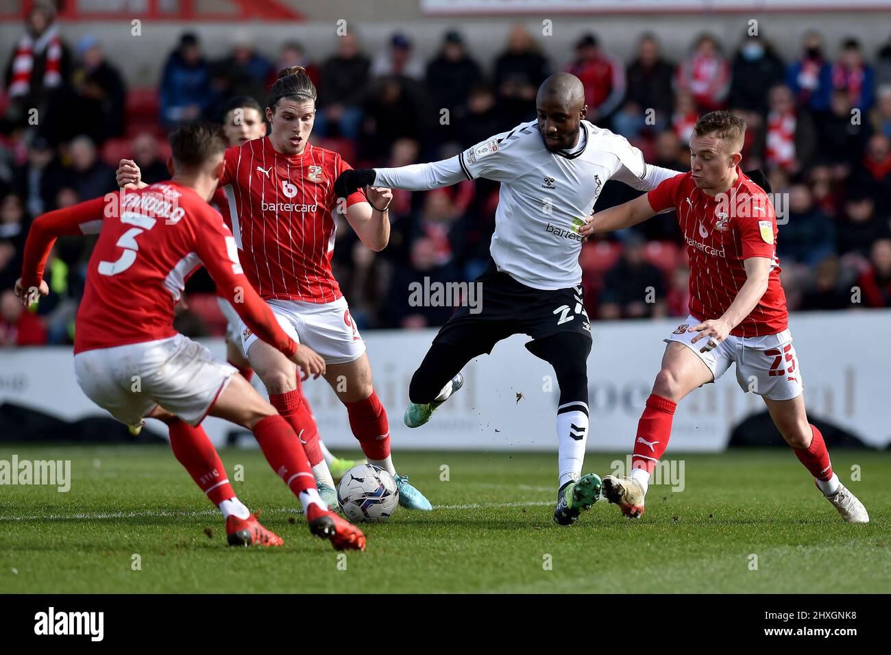 SWINDON, REGNO UNITO. MAR 12th Oldham Athletic's Dylan Bahamboula si incula con Louis Reed del Swindon Town Football Club durante la partita della Sky Bet League 2 tra Swindon Town e Oldham Athletic al County Ground di Swindon sabato 12th marzo 2022. (Credit: Eddie Garvey | MI News) Credit: MI News & Sport /Alamy Live News Foto Stock