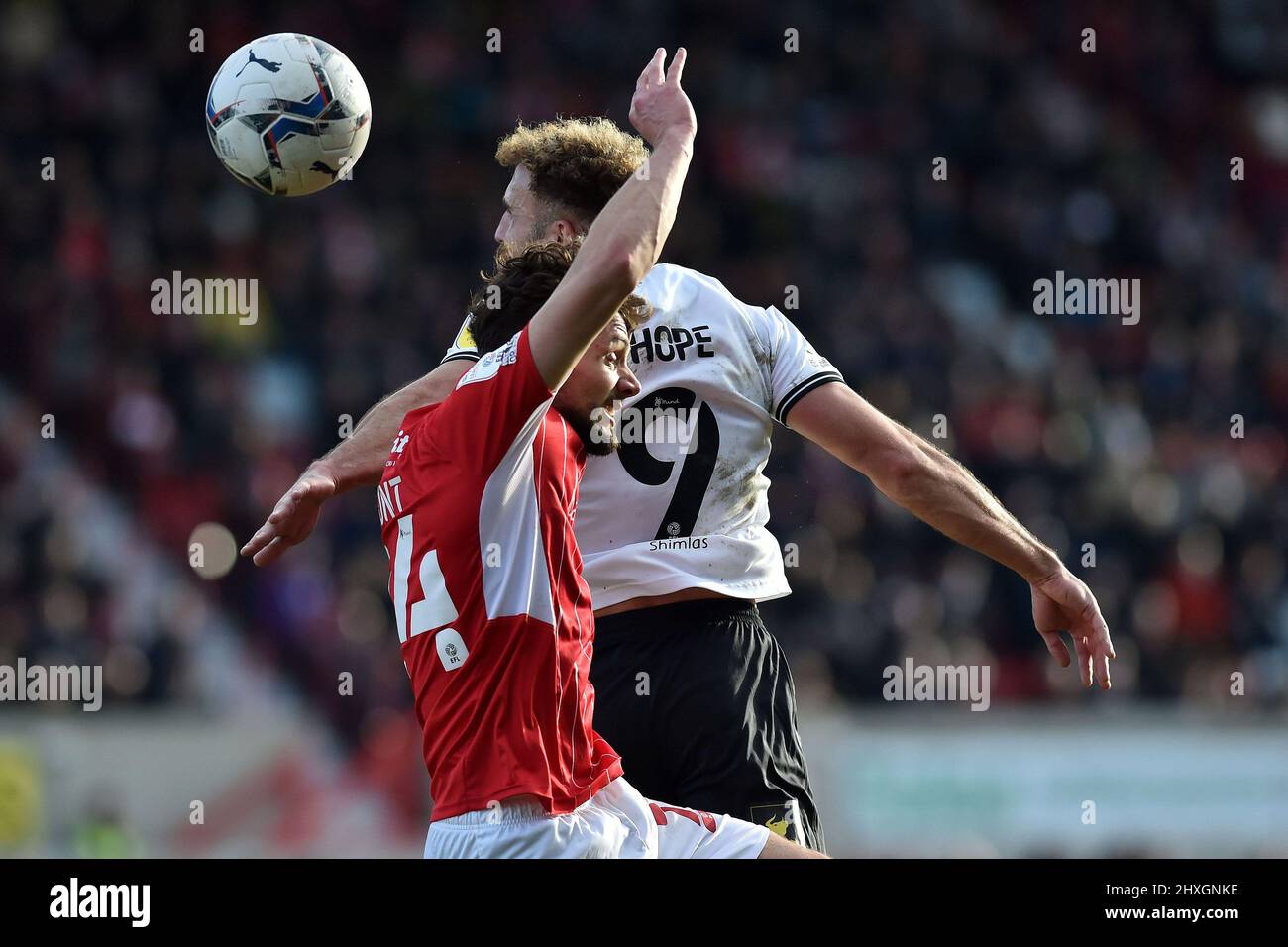 SWINDON, REGNO UNITO. MAR 12th Oldham Athletic's Hallam Hope si inonda con Rob Hunt of Swindon Town Football Club durante la partita della Sky Bet League 2 tra Swindon Town e Oldham Athletic al County Ground di Swindon sabato 12th marzo 2022. (Credit: Eddie Garvey | MI News) Credit: MI News & Sport /Alamy Live News Foto Stock